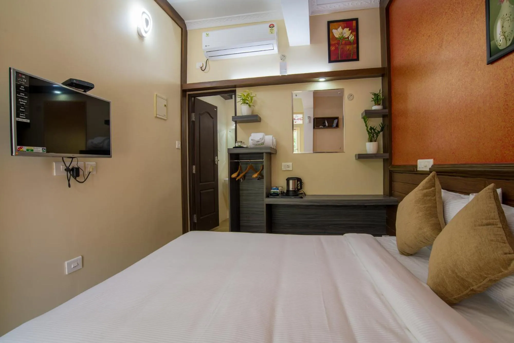 Bedroom, Bed in Gems 9 Airport Hotel