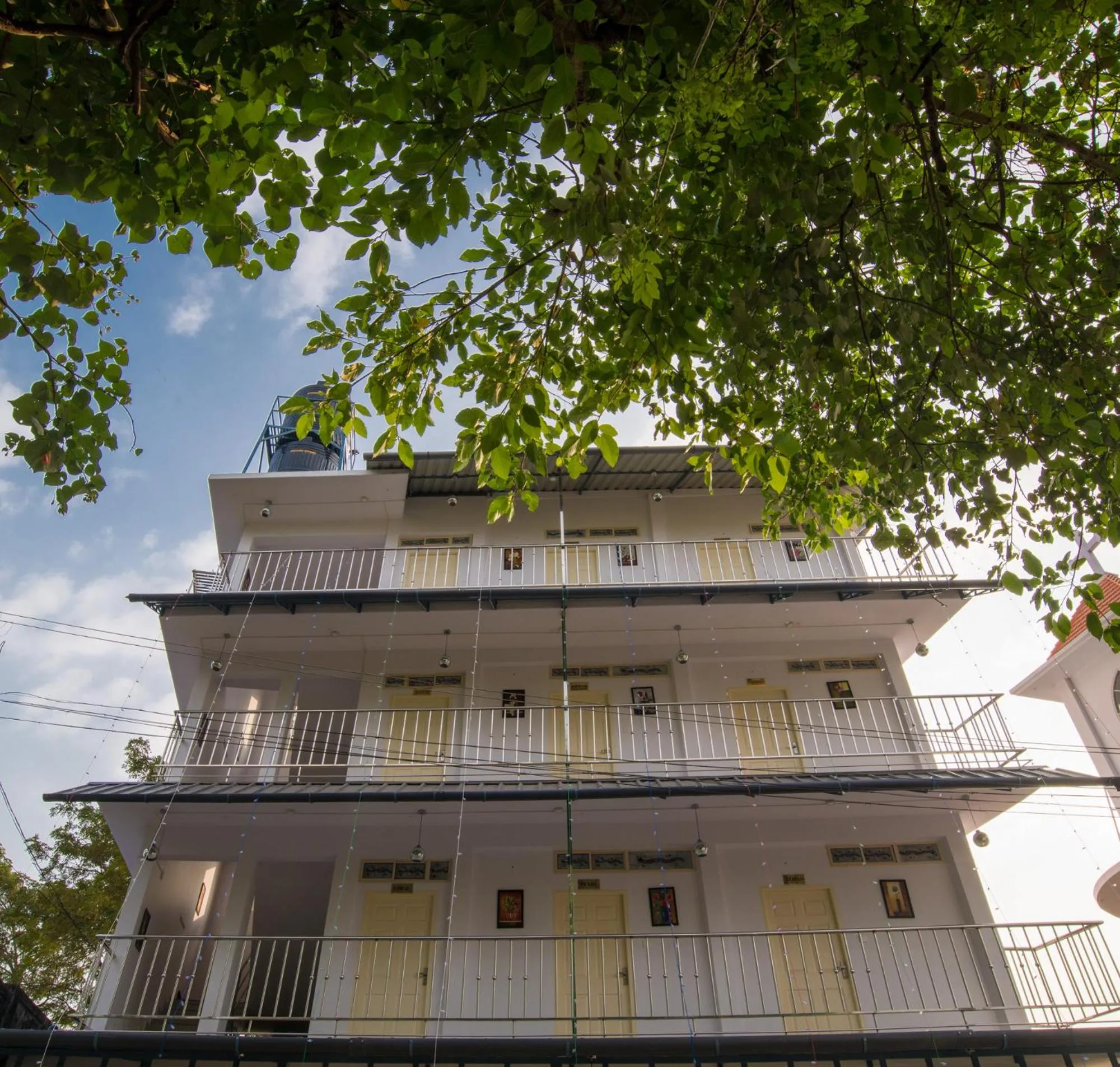 Restaurant/places to eat in Gems 9 Airport Hotel