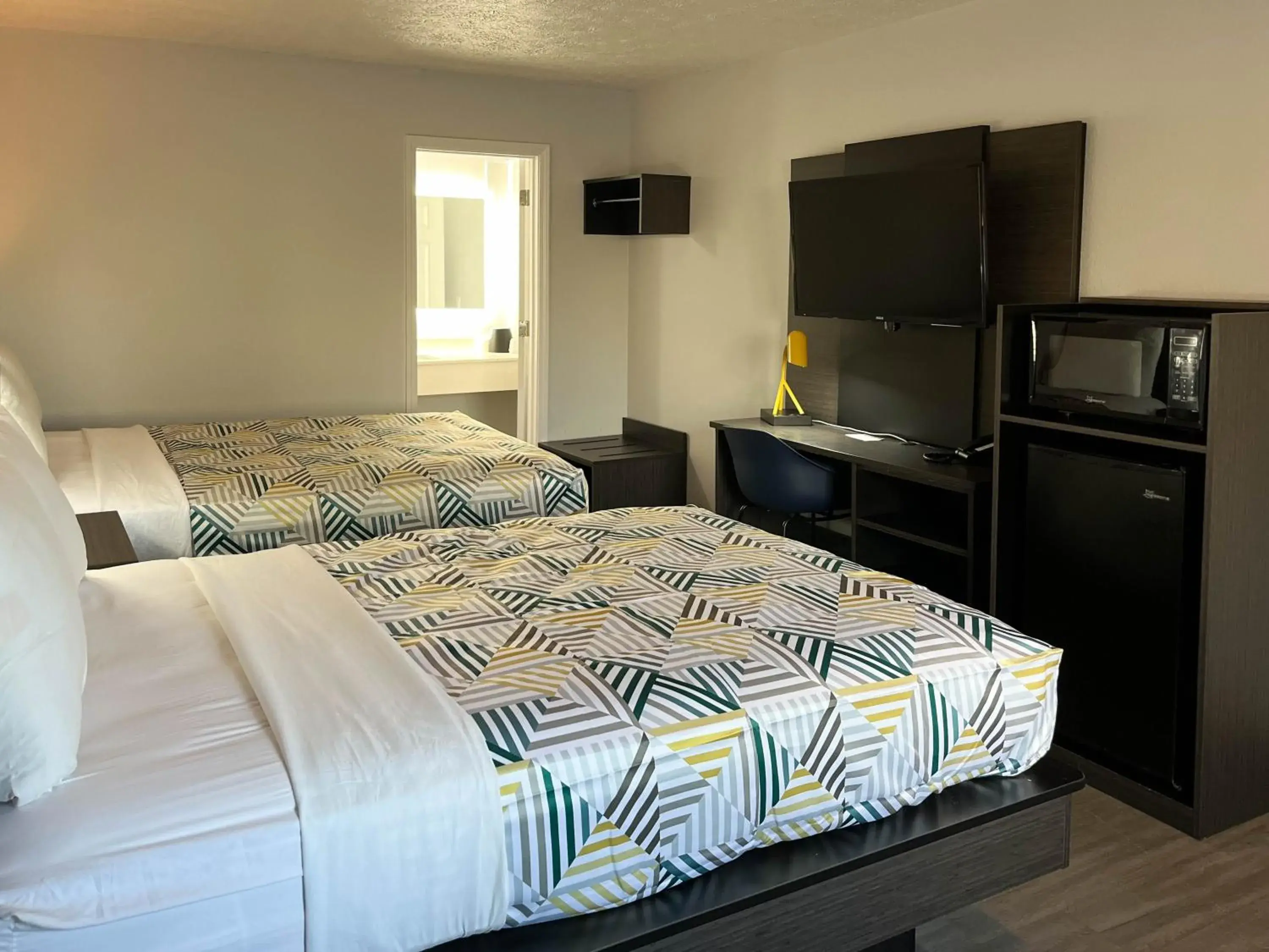 Deluxe Quadruple Room - Non-Smoking in Motel 6-Lafayette, IN Deluxe Quadruple Room - Non-Smoking in Motel 6-Lafayette, IN