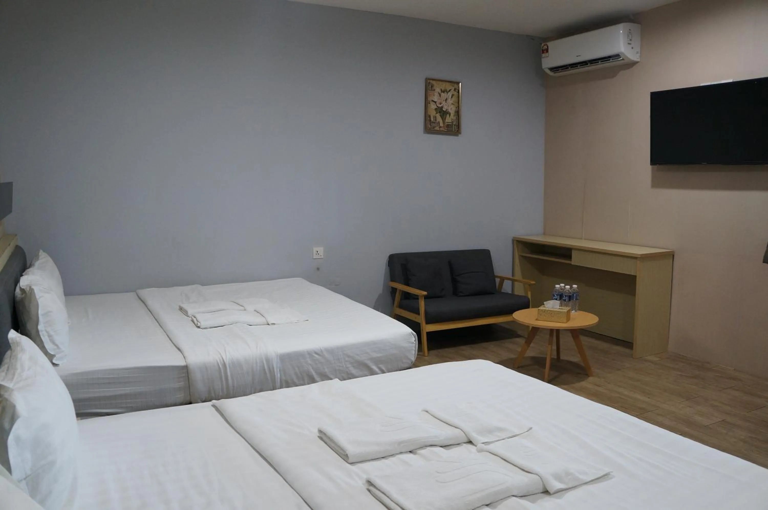 TV and multimedia, Bed in Unikarya Lodge