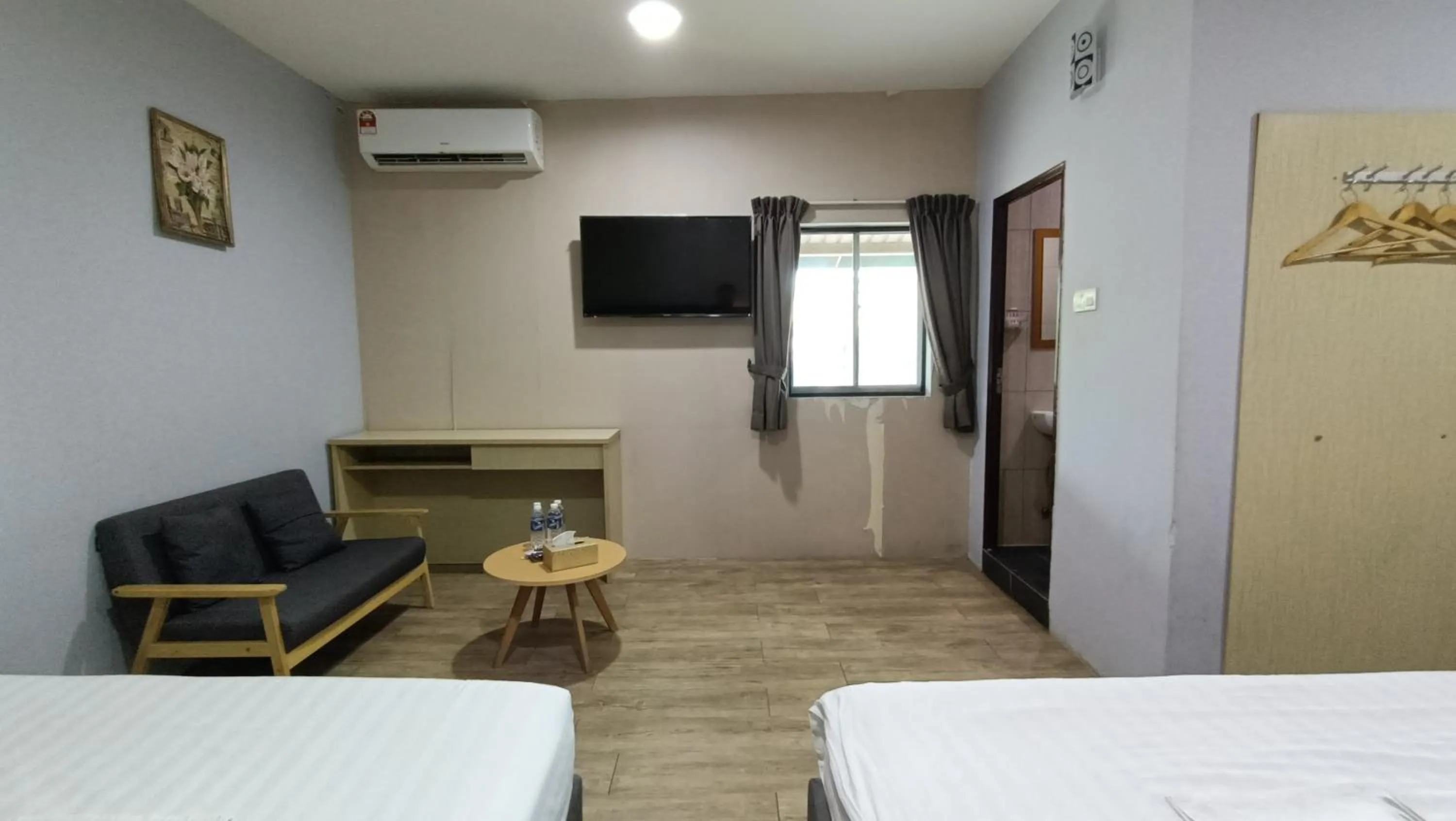 TV and multimedia, Bed in Unikarya Lodge