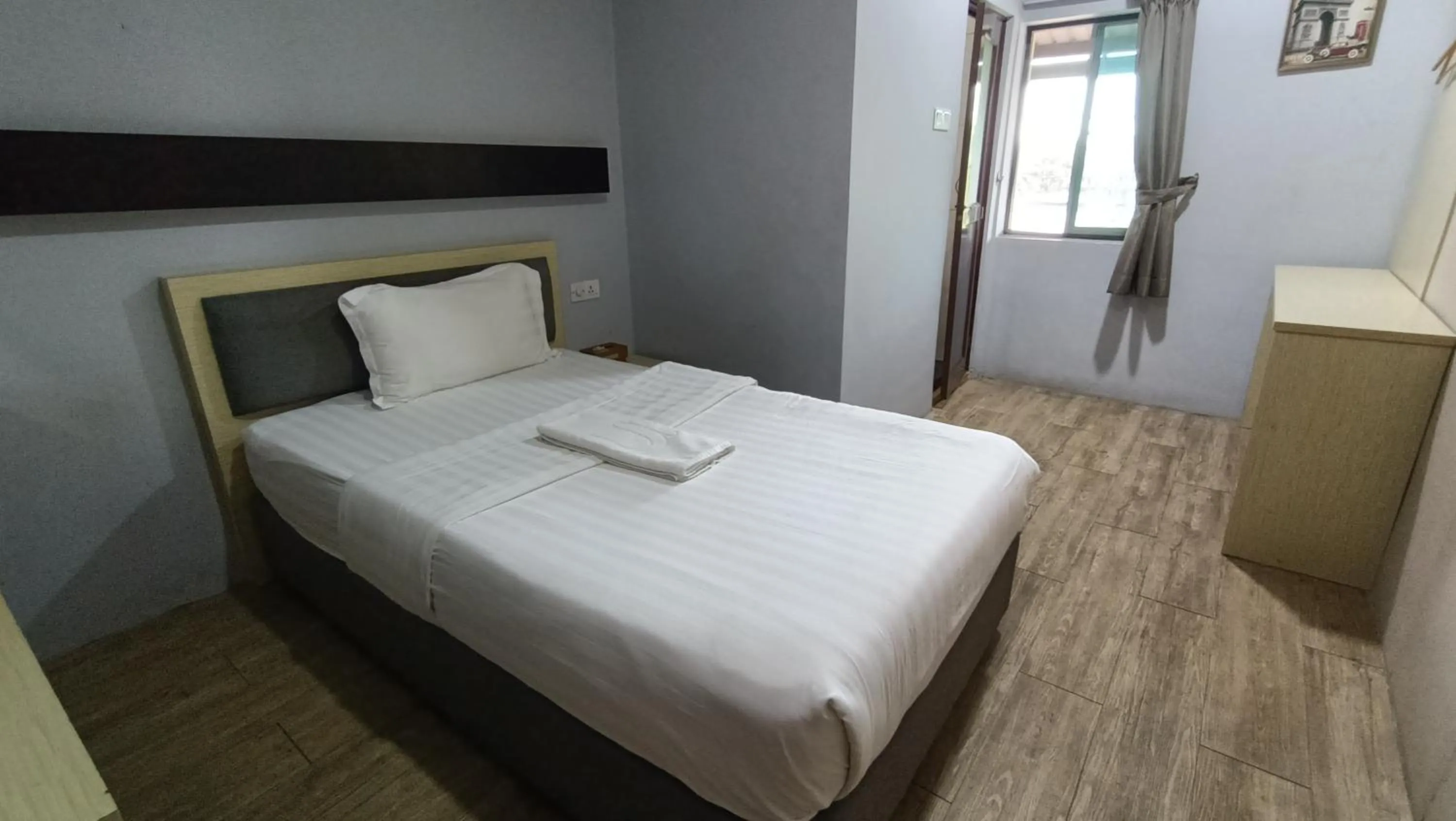 Shower, Bed in Unikarya Lodge