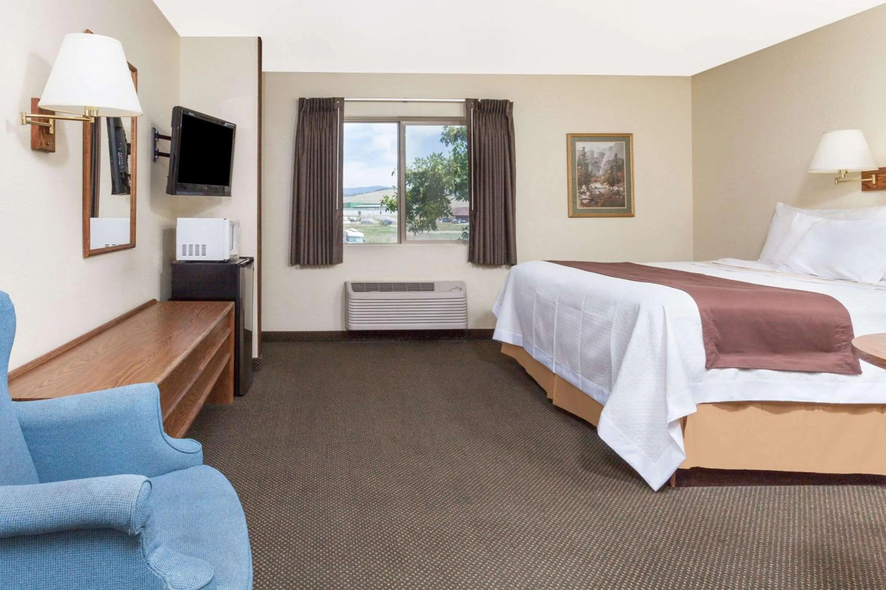 Photo of the whole room, Bed in Days Inn by Wyndham Missoula Airport
