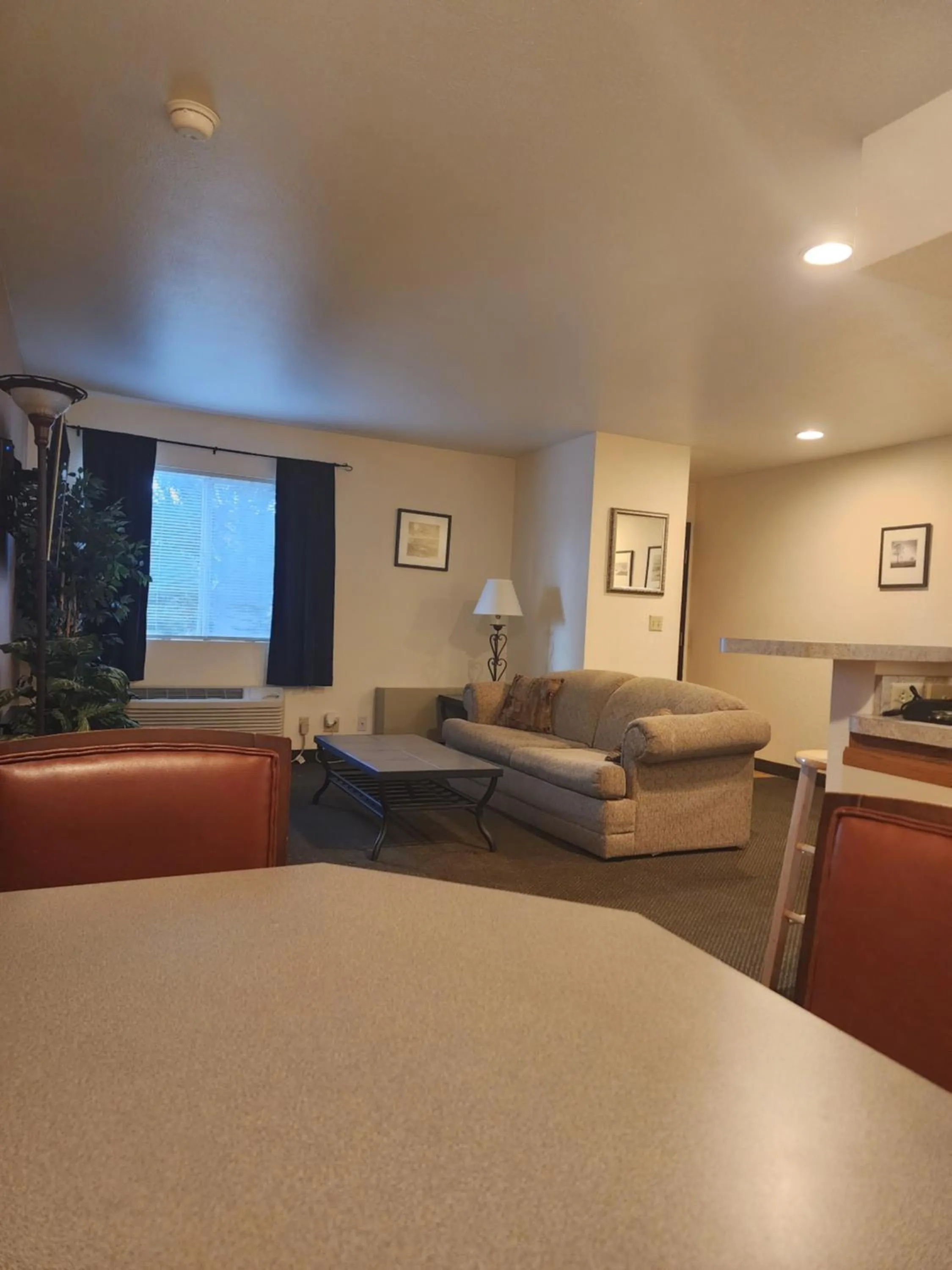 Living room, Bed in Days Inn by Wyndham Missoula Airport