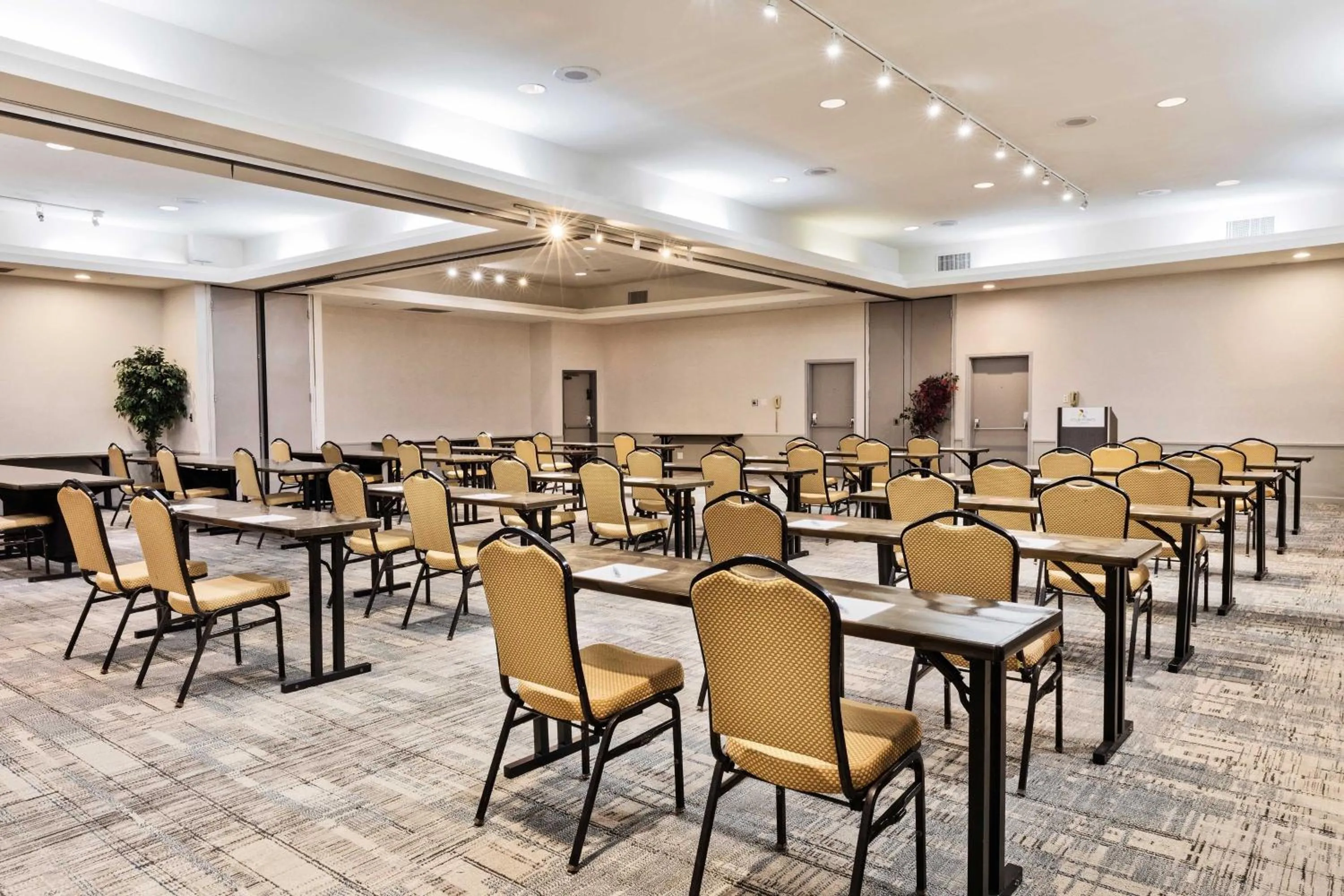 Meeting/conference room in Four Points by Sheraton Ventura Harbor Resort