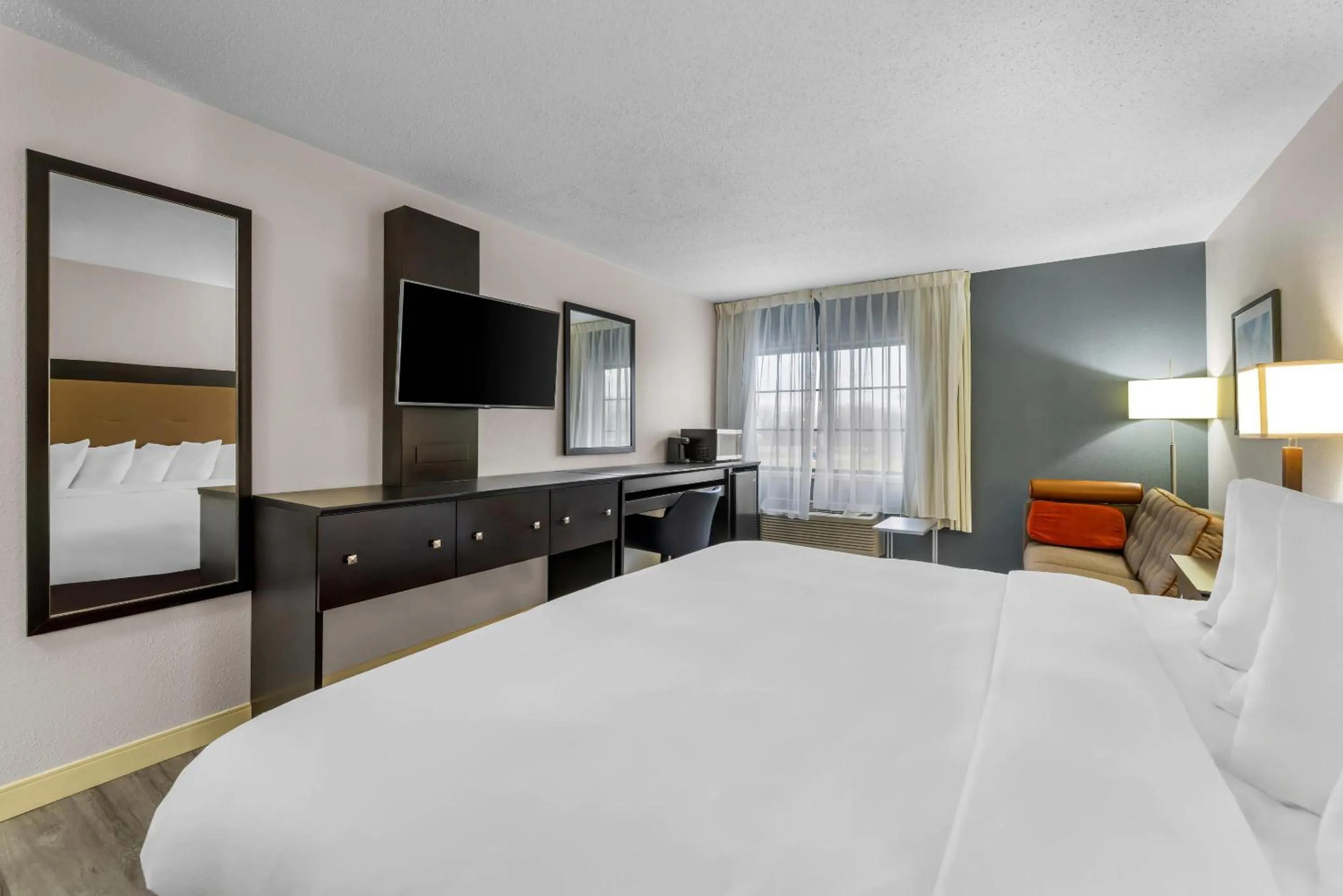 Bedroom, Bed in Quality Inn Brewerton - Syracuse Oneida Lake Area