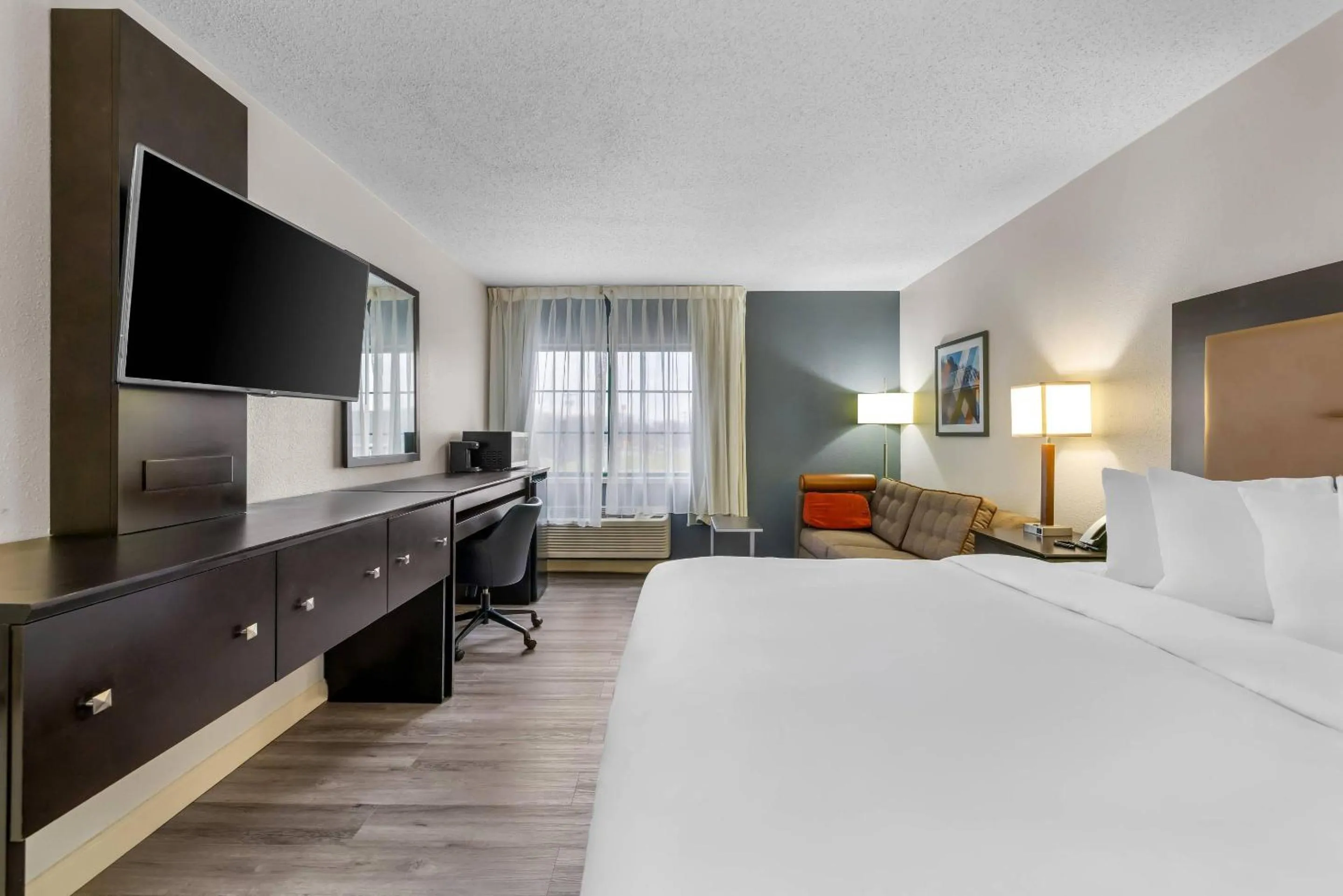 Bedroom, Bed in Quality Inn Brewerton - Syracuse Oneida Lake Area