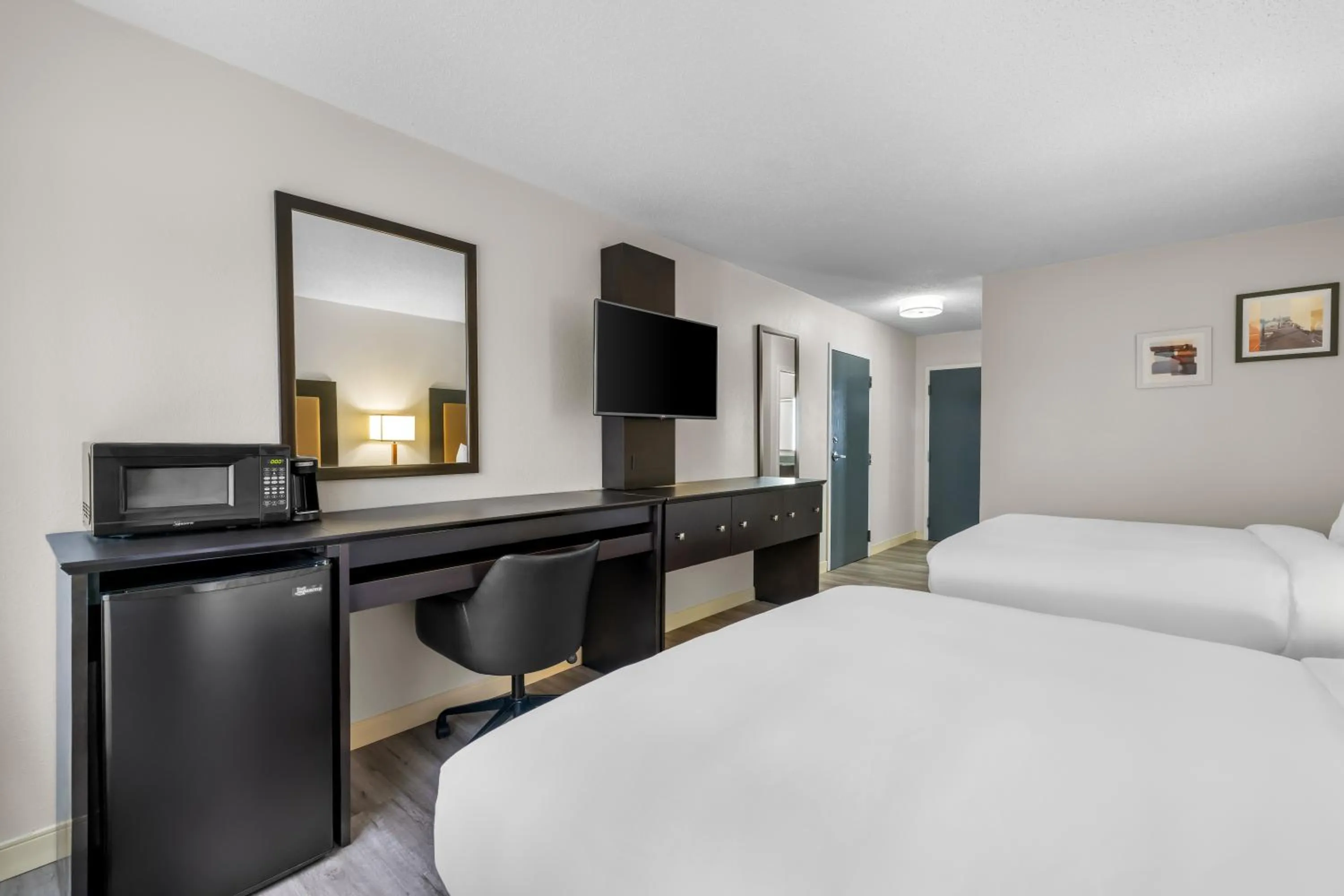 Bed in Quality Inn Brewerton - Syracuse Oneida Lake Area