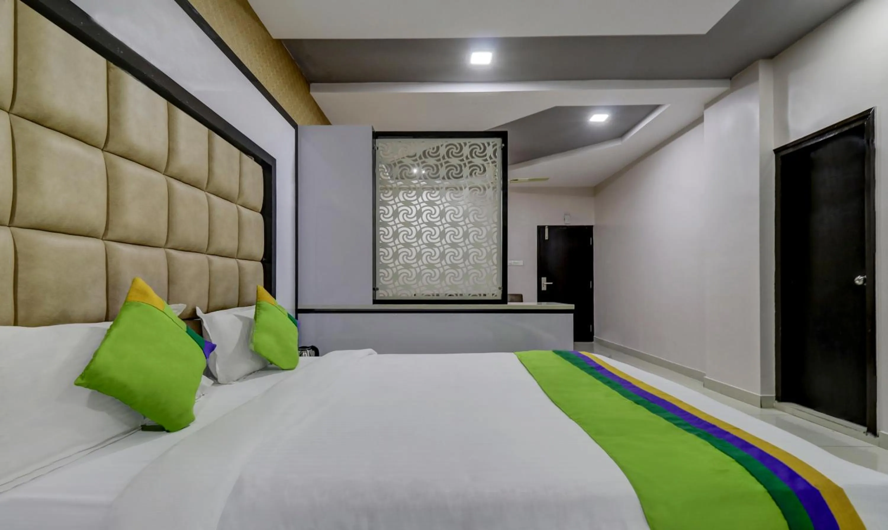 Bedroom, Bed in Treebo Sahara Suites 750 M From St Johns Medical College And Hospital