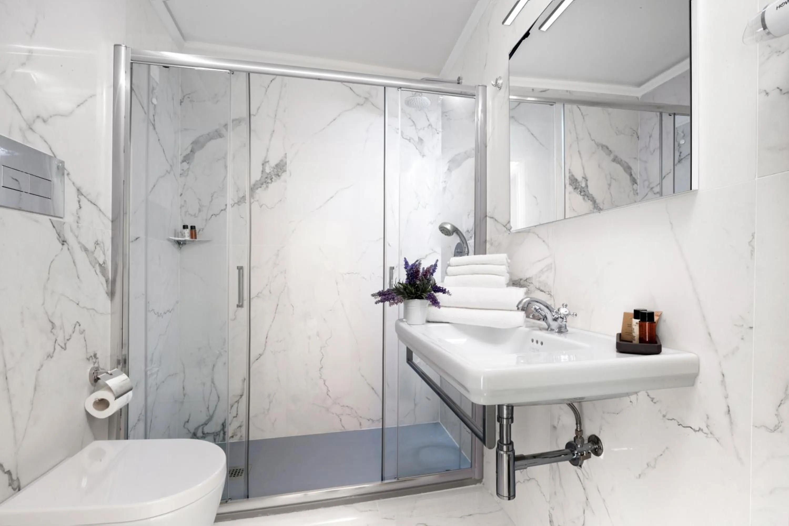 Bathroom in La Fontanina Suites