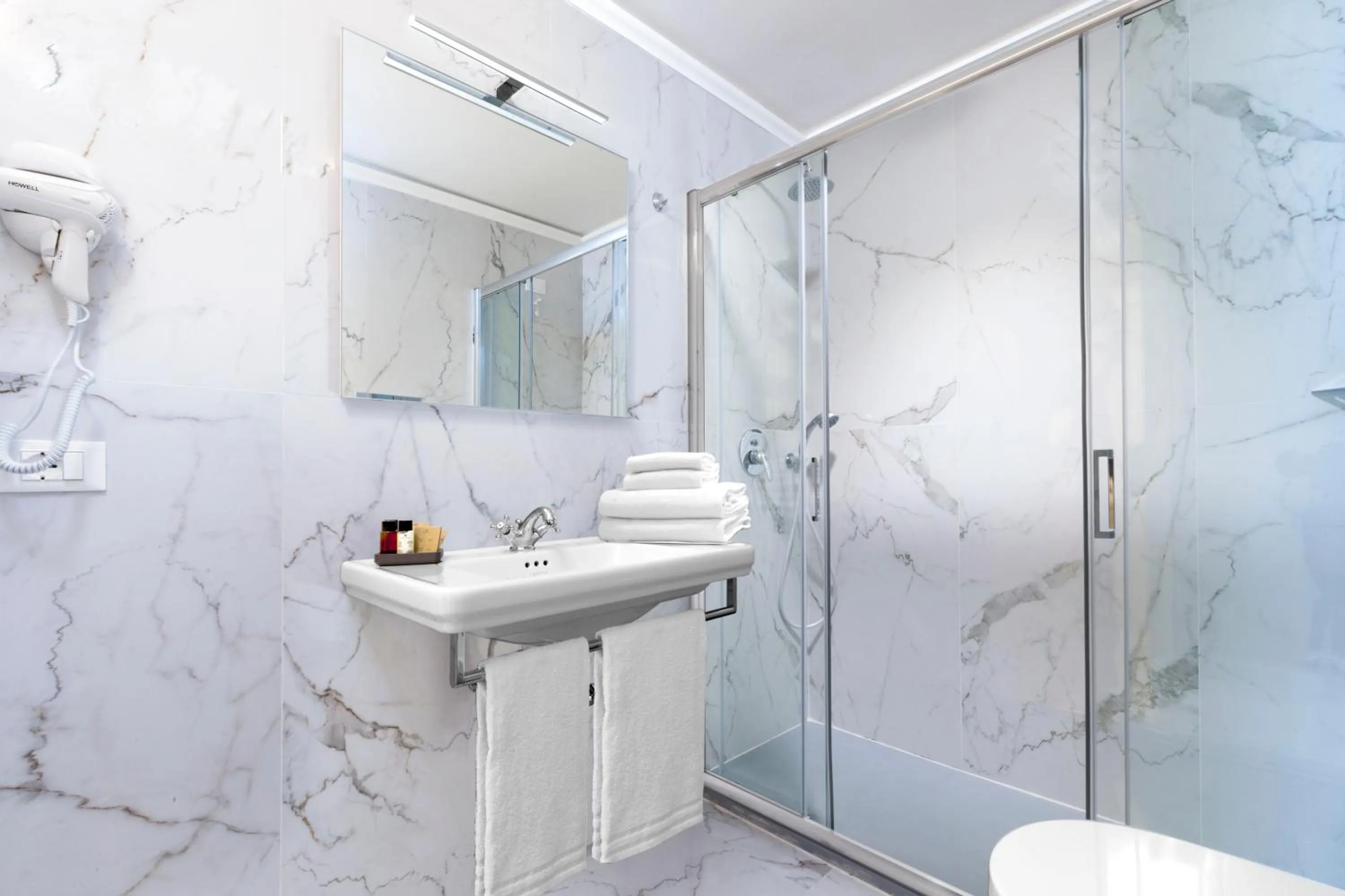 Bathroom in La Fontanina Suites