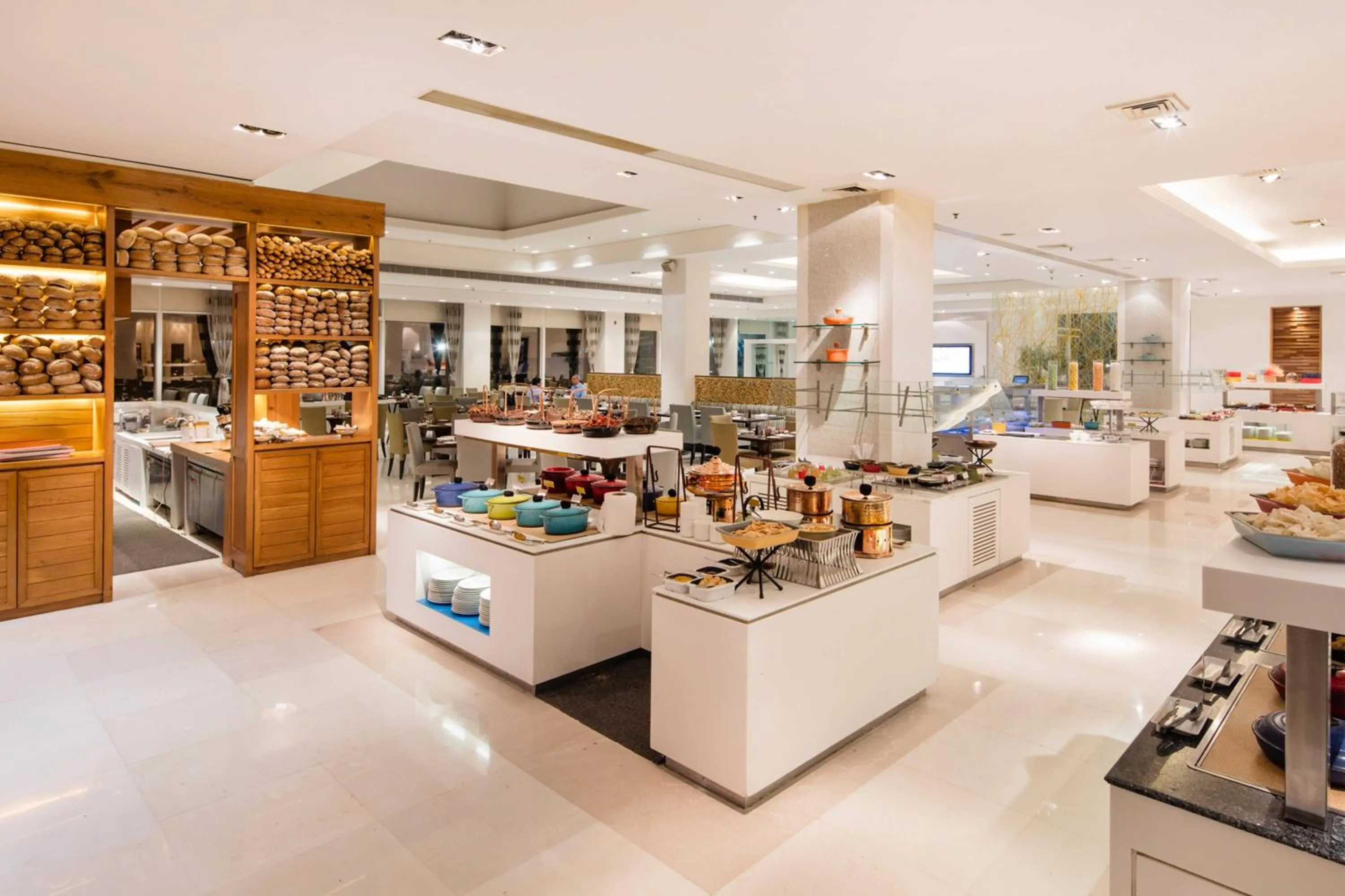 Restaurant/places to eat in Le Meridien Gurgaon, Delhi NCR