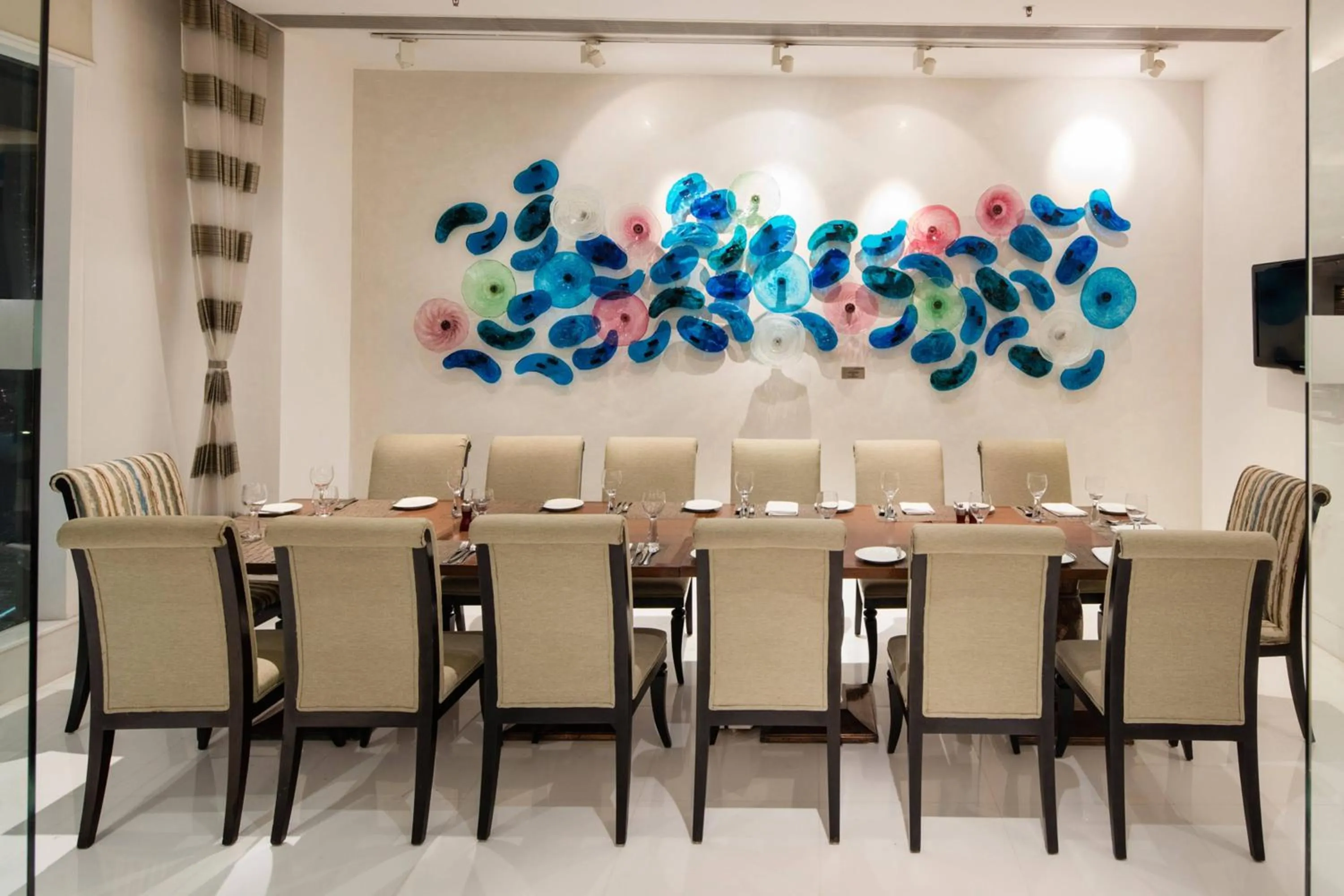 Restaurant/places to eat in Le Meridien Gurgaon, Delhi NCR