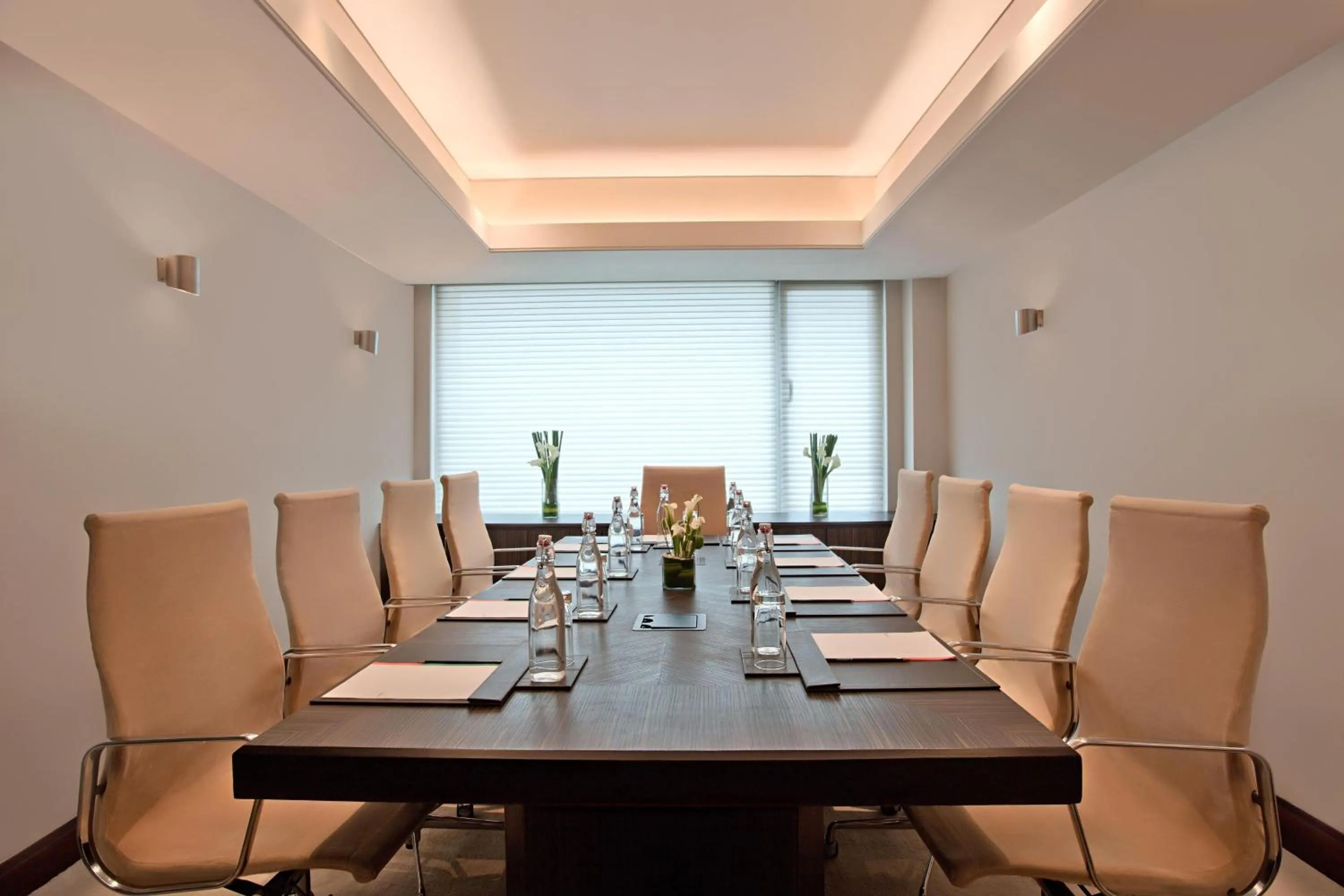 Lounge or bar in Le Meridien Gurgaon, Delhi NCR