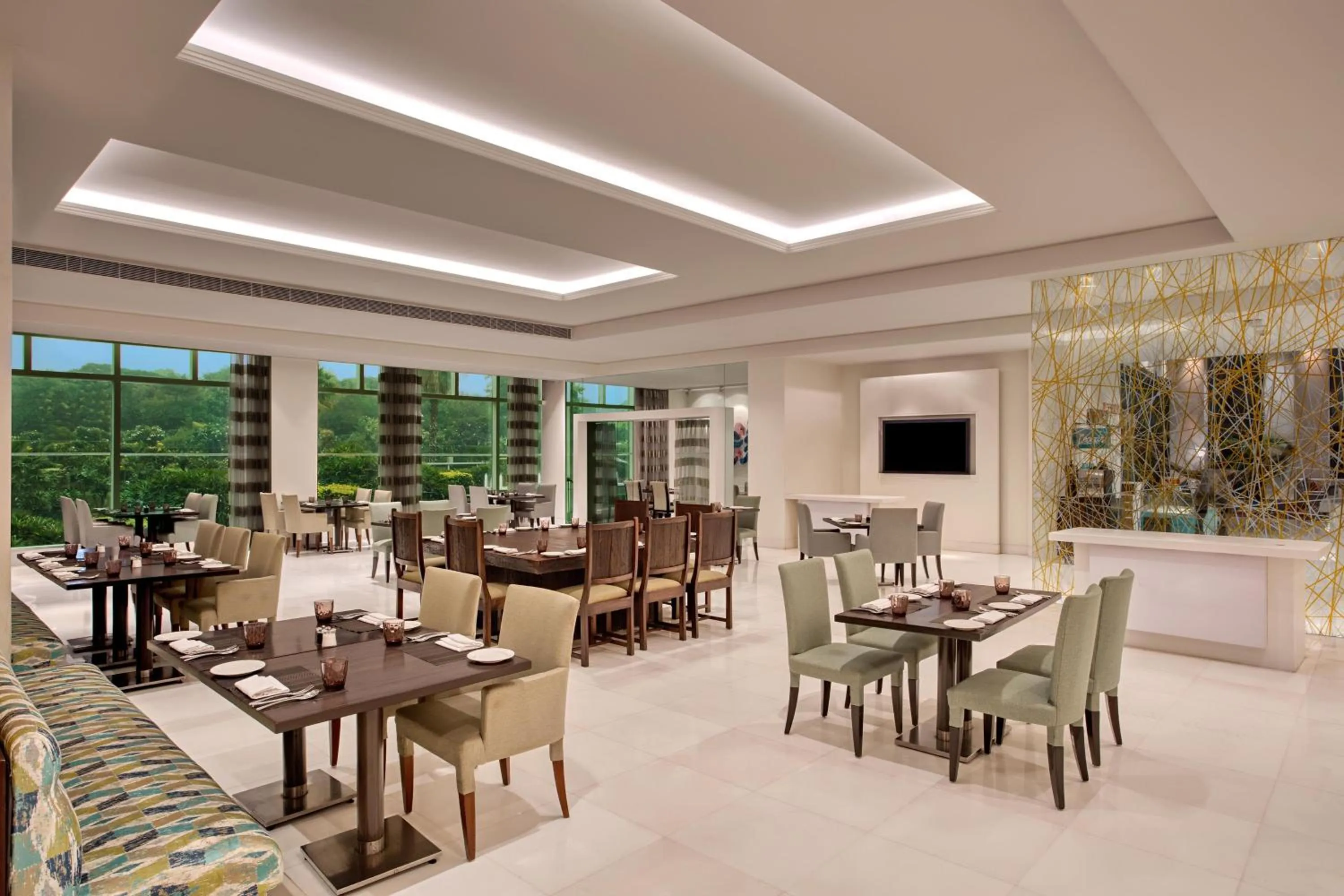 Restaurant/places to eat in Le Meridien Gurgaon, Delhi NCR