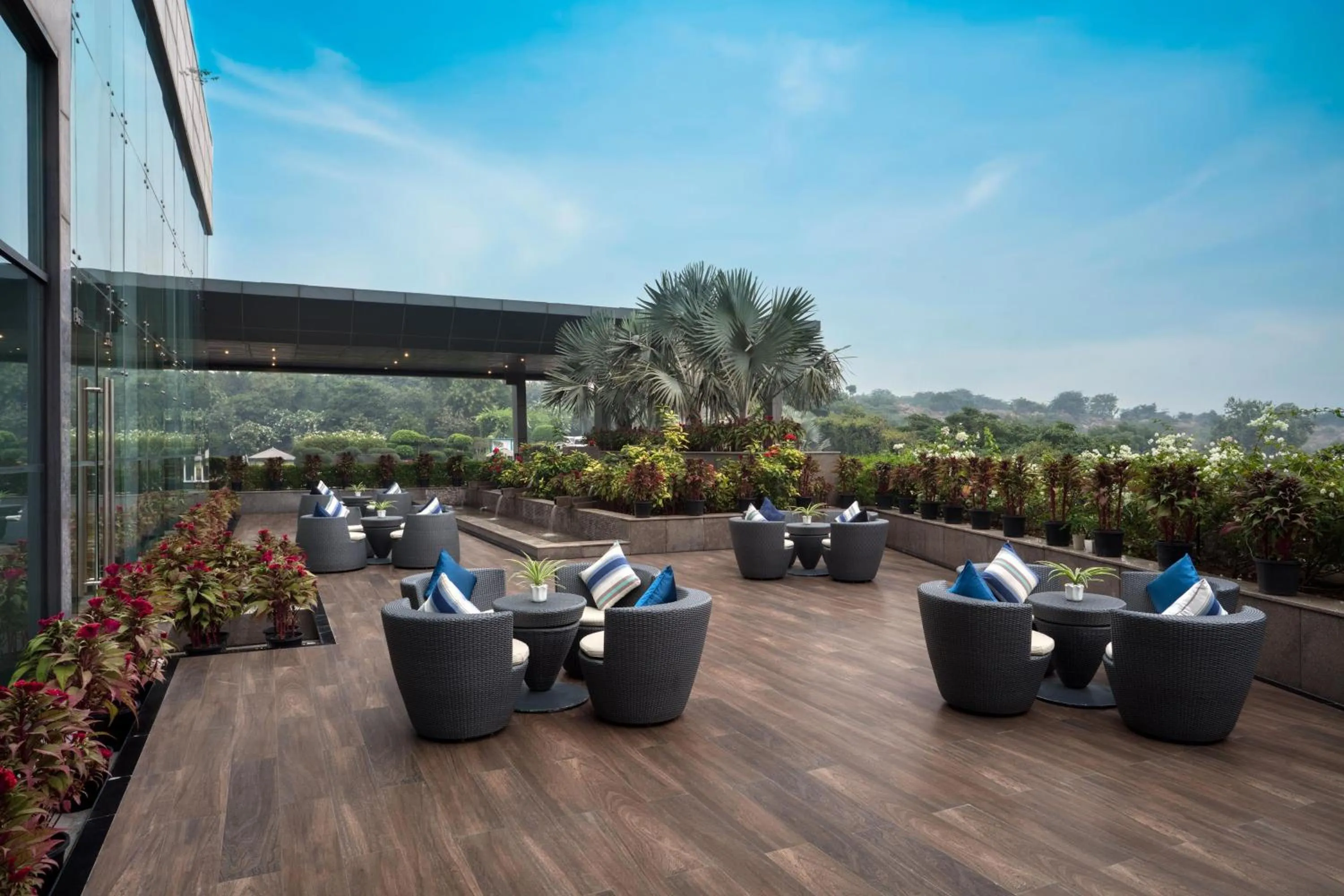 Restaurant/places to eat in Le Meridien Gurgaon, Delhi NCR