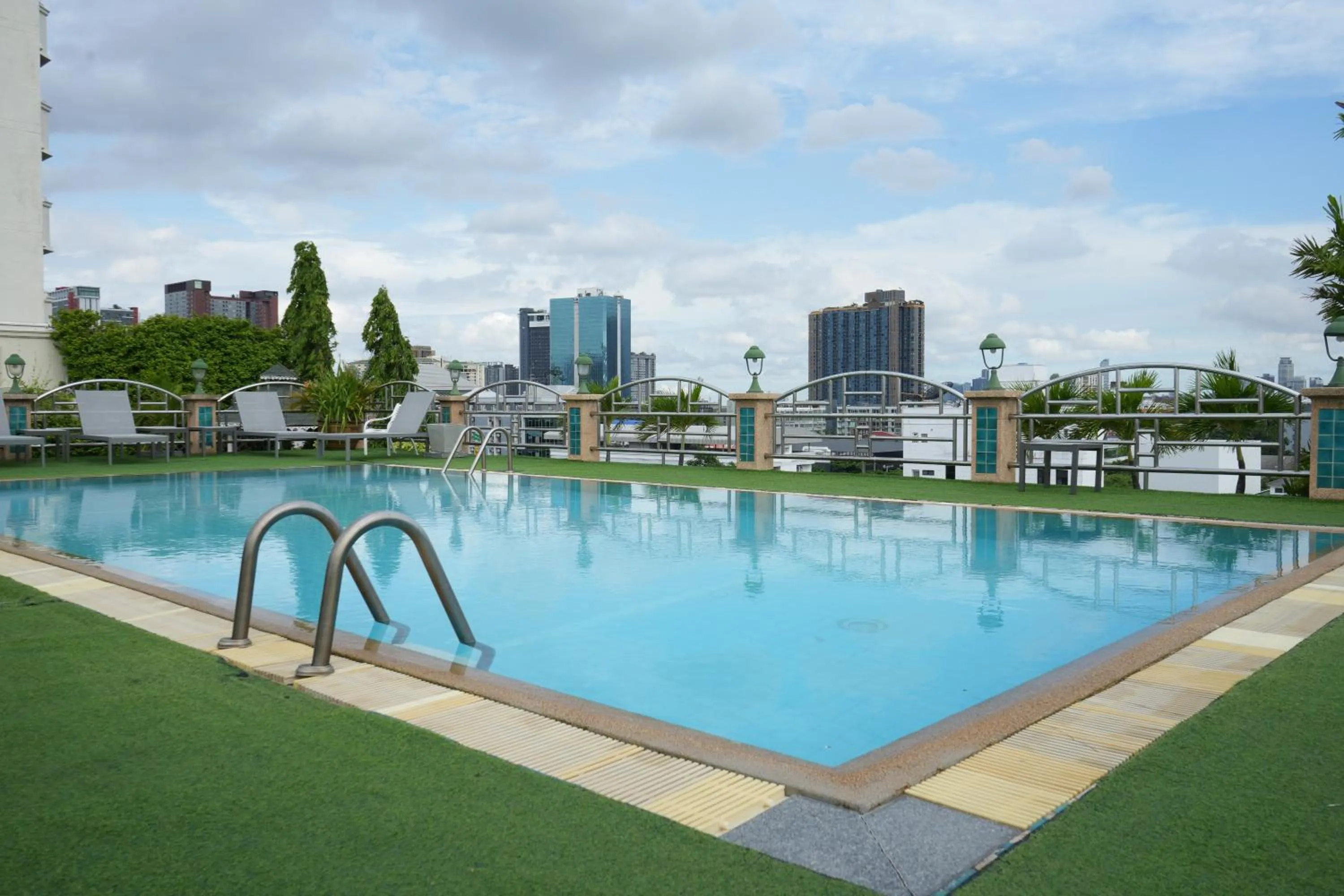 Swimming pool in Royal Suite Hotel Bangkok
