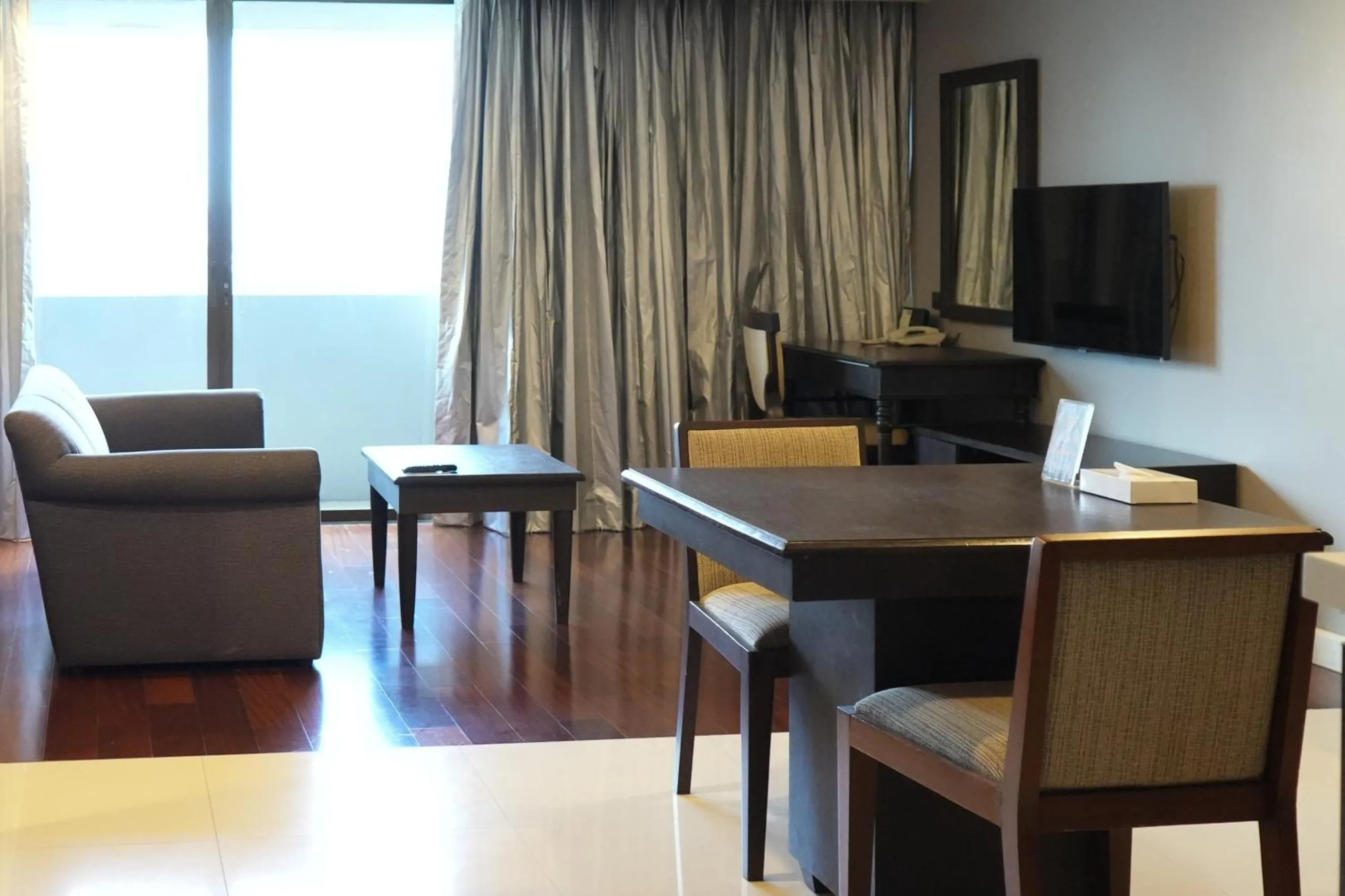 TV and multimedia in Royal Suite Hotel Bangkok