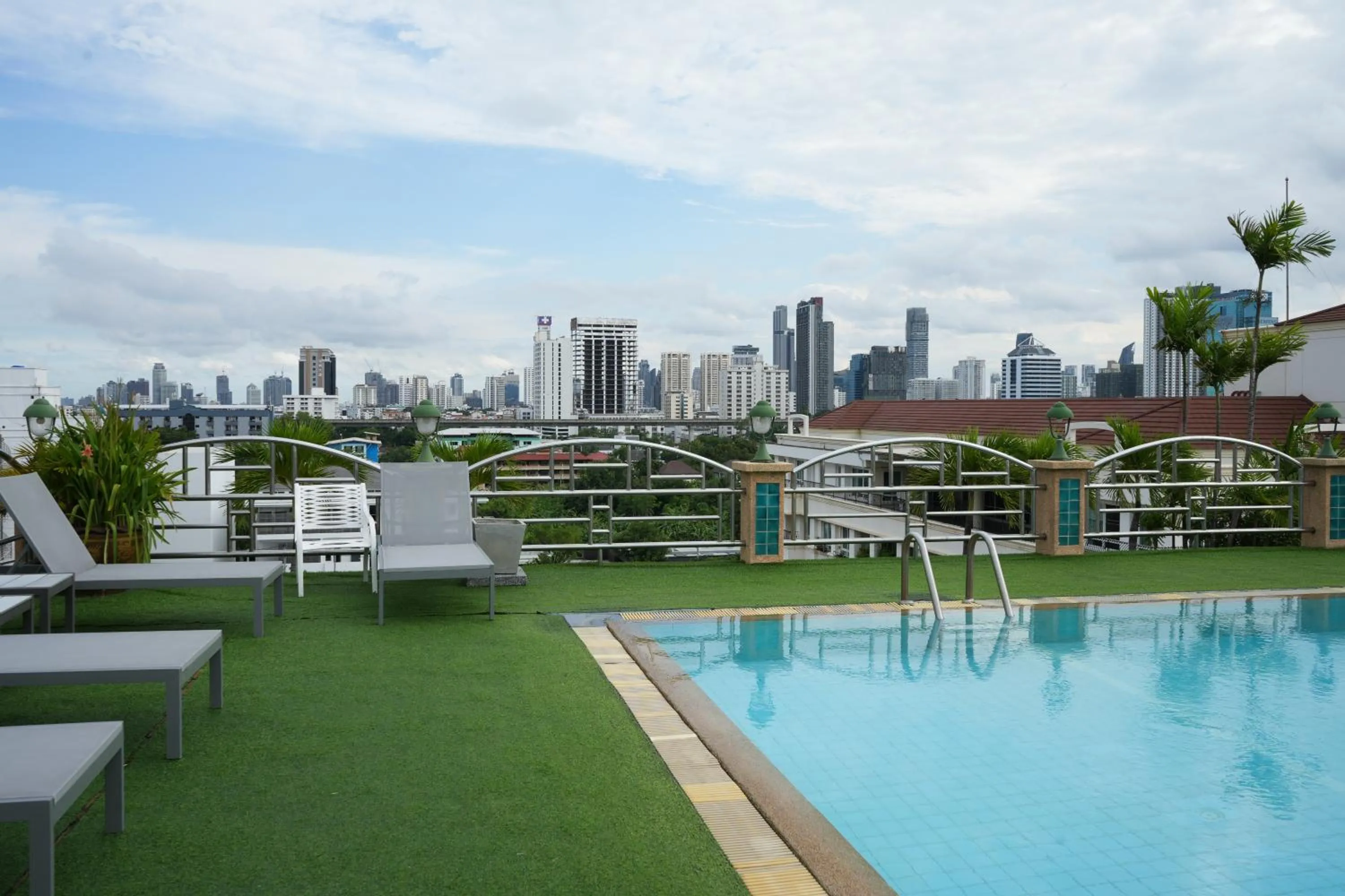 Swimming pool in Royal Suite Hotel Bangkok