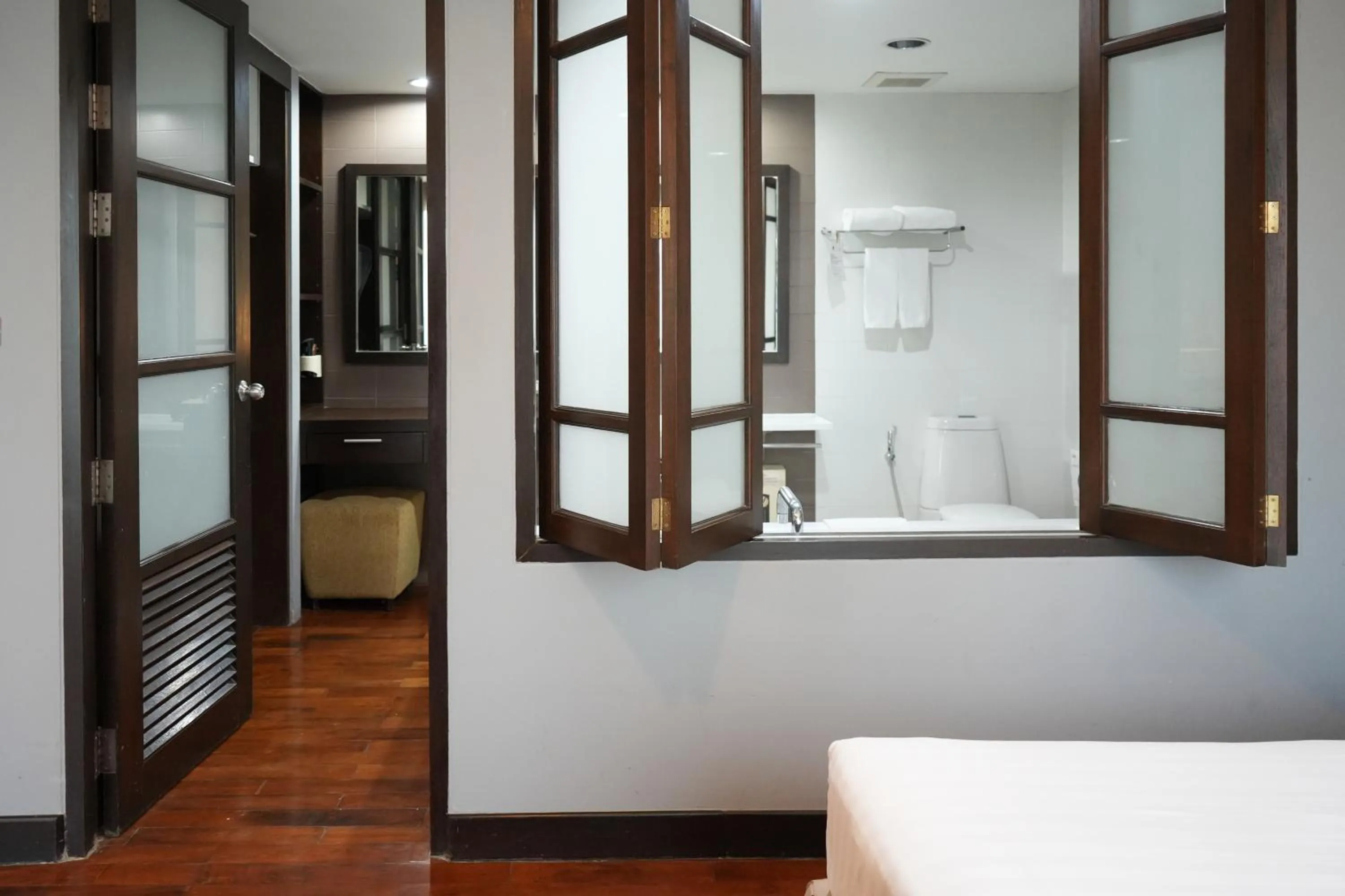 Bathroom, Bed in Royal Suite Hotel Bangkok