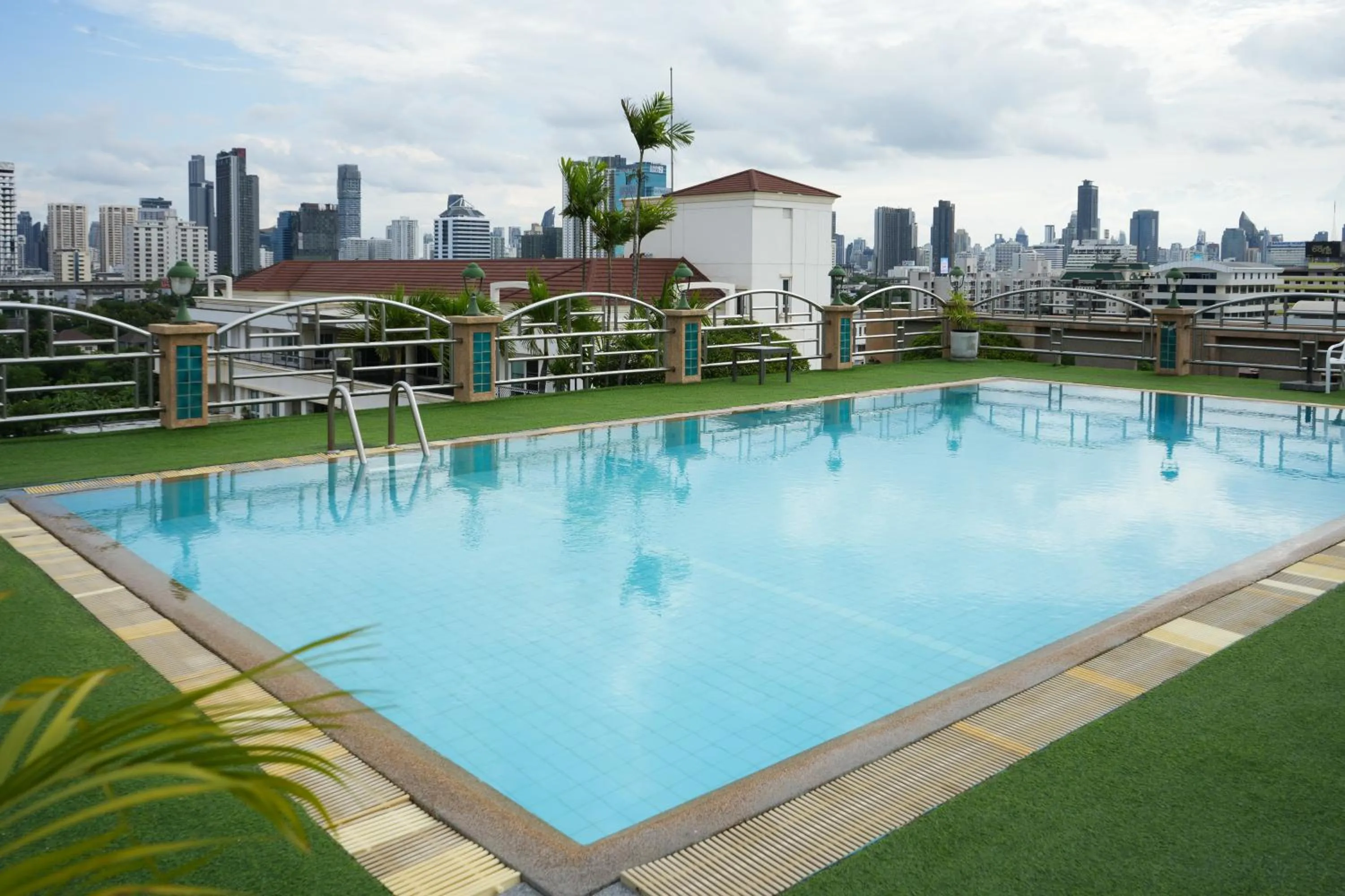 Swimming pool in Royal Suite Hotel Bangkok