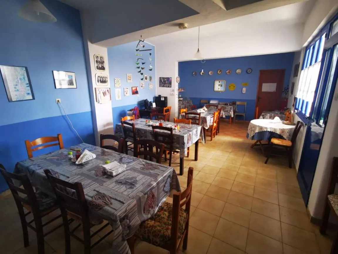 Restaurant/places to eat in Nikos Hotel