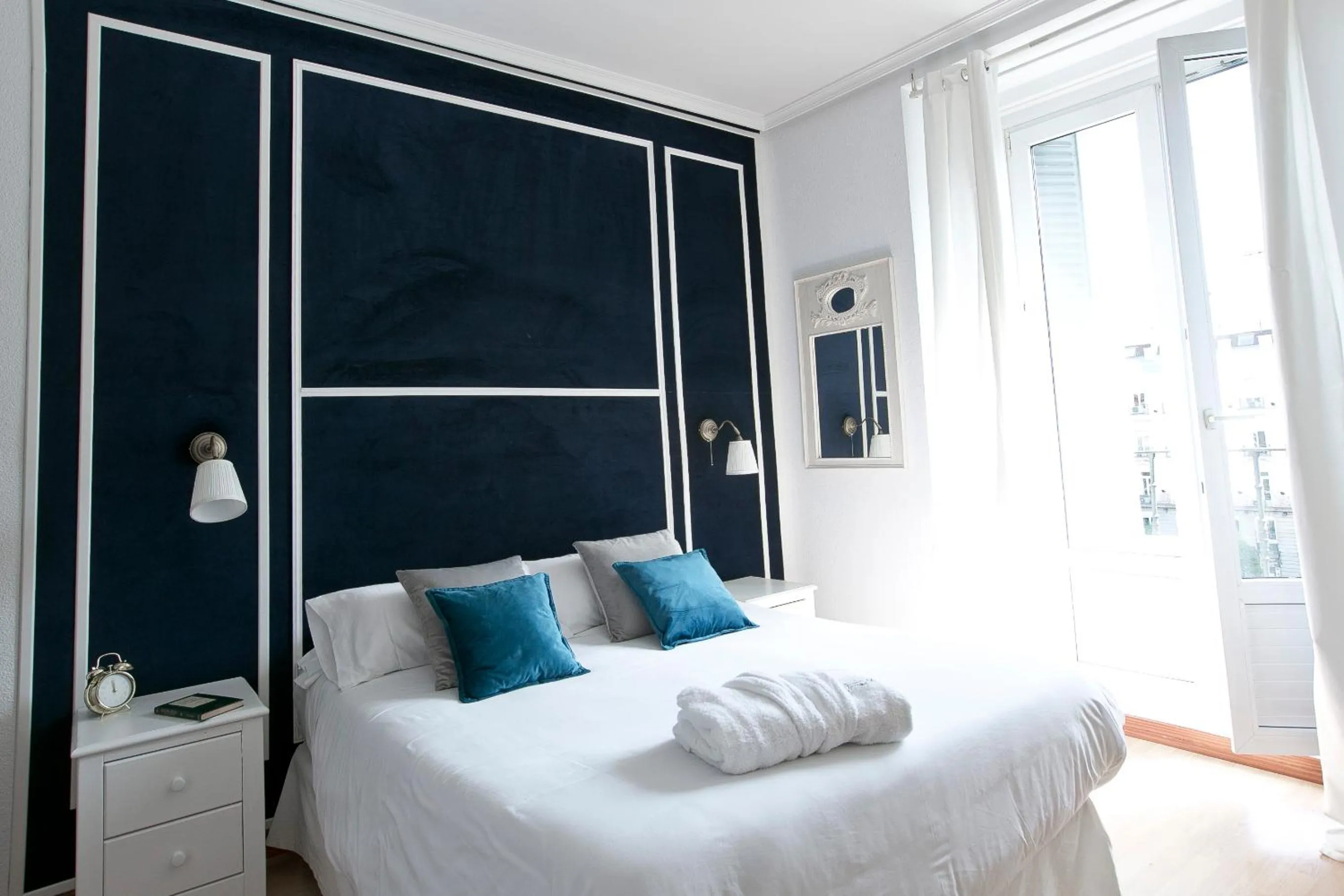 Photo of the whole room, Bed in Vázquez de Mella Gran Vía