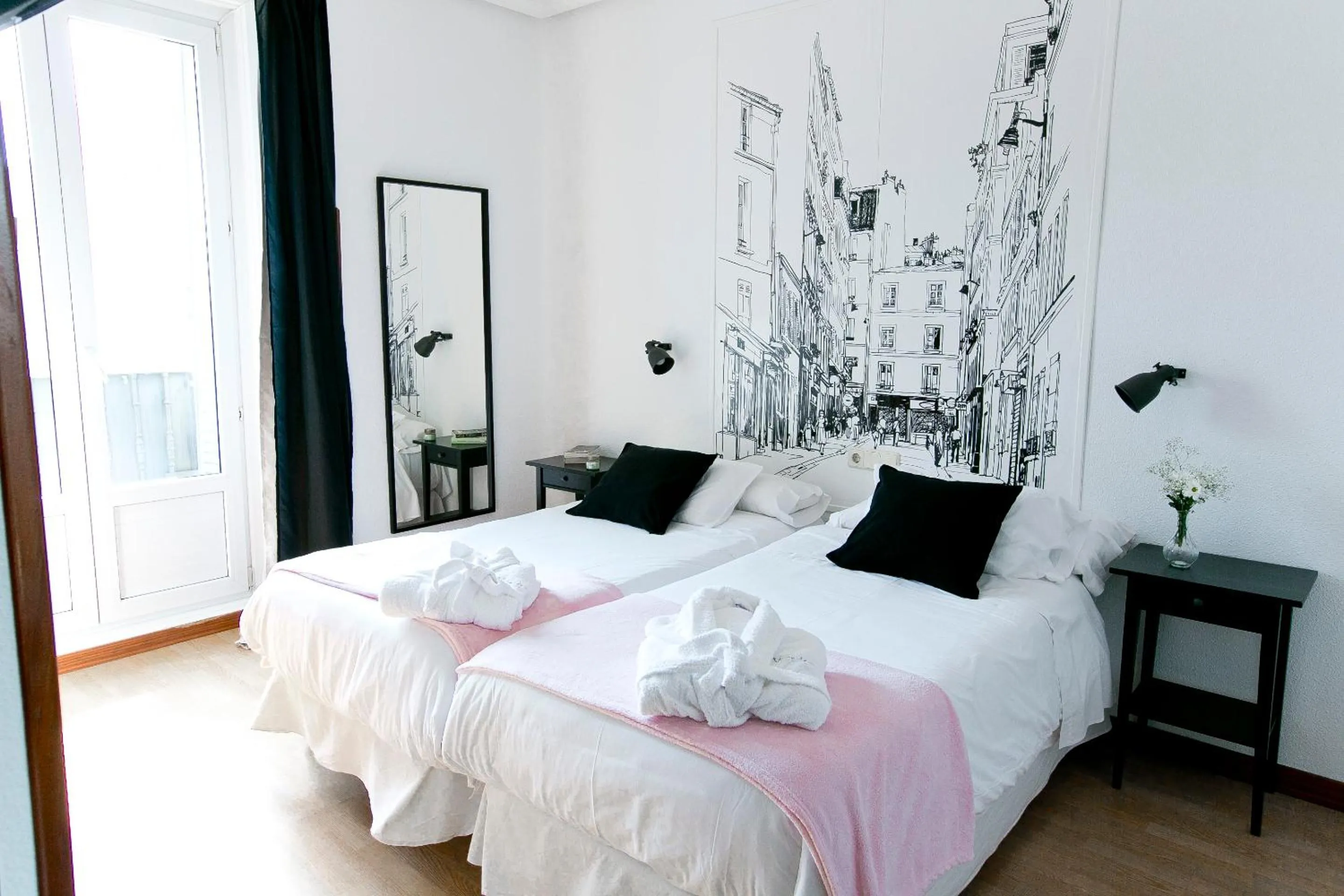 Photo of the whole room, Bed in Vázquez de Mella Gran Vía