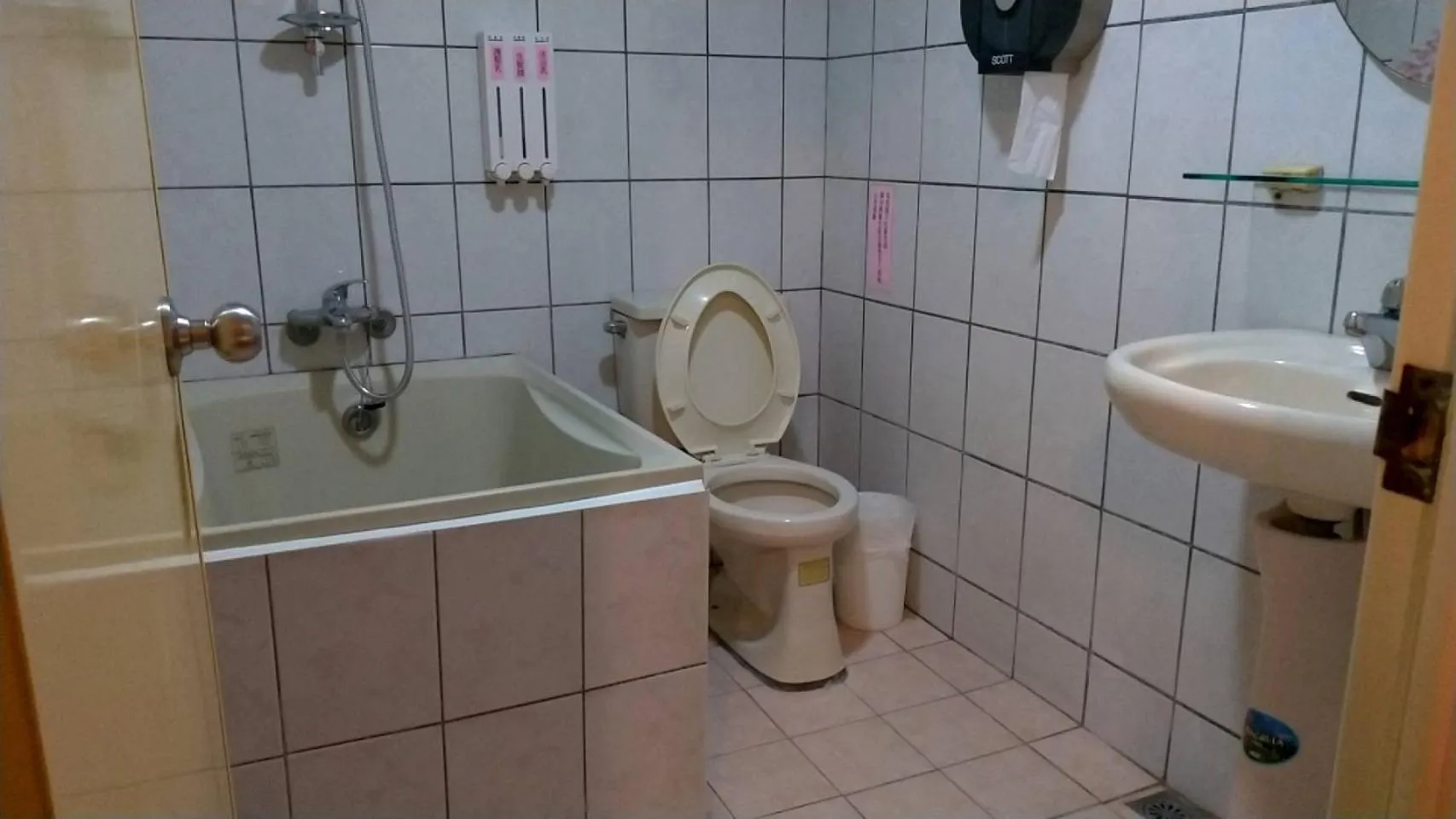 Bathroom in Guan Lun Hotel