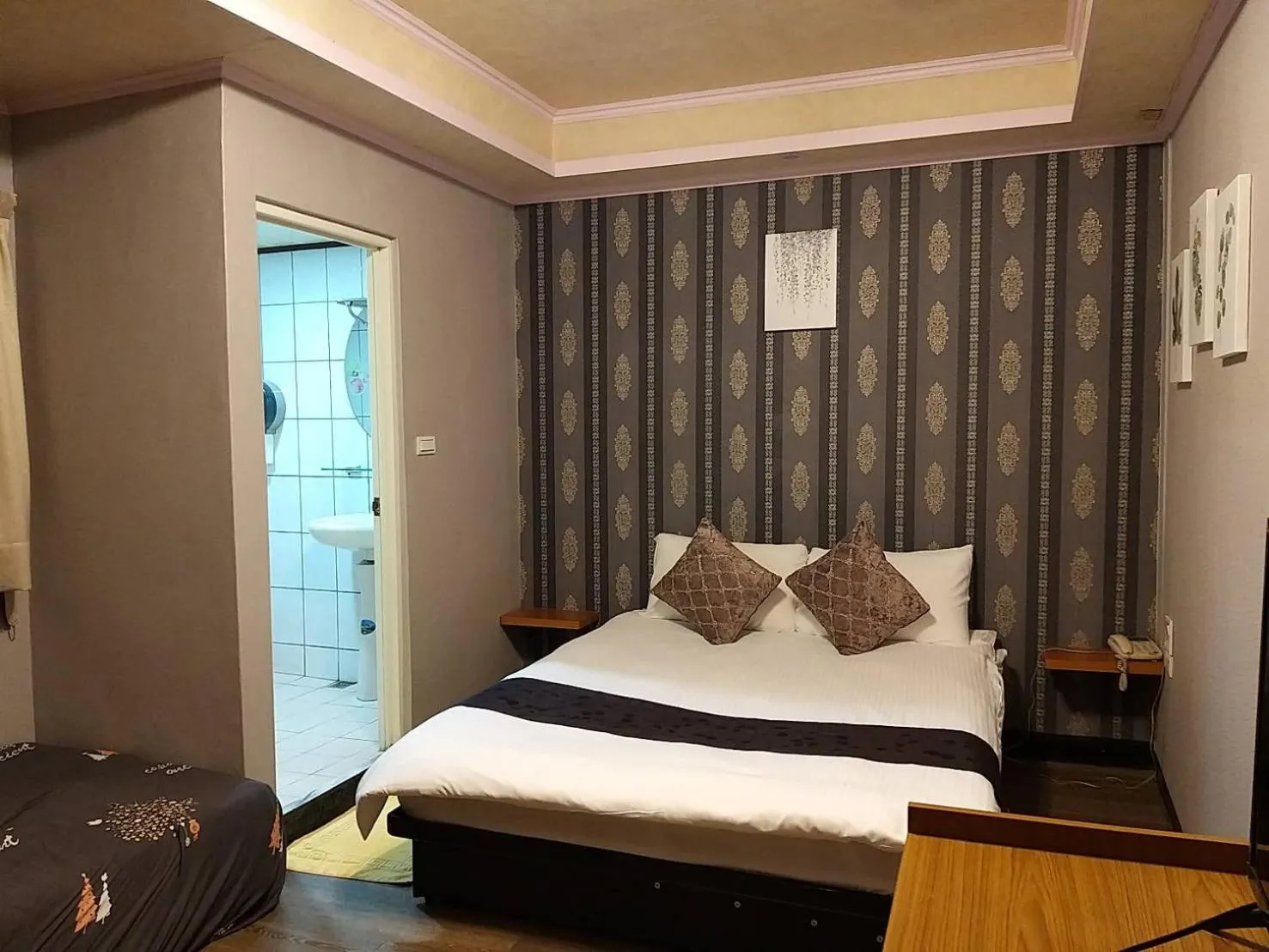 Photo of the whole room, Bed in Guan Lun Hotel