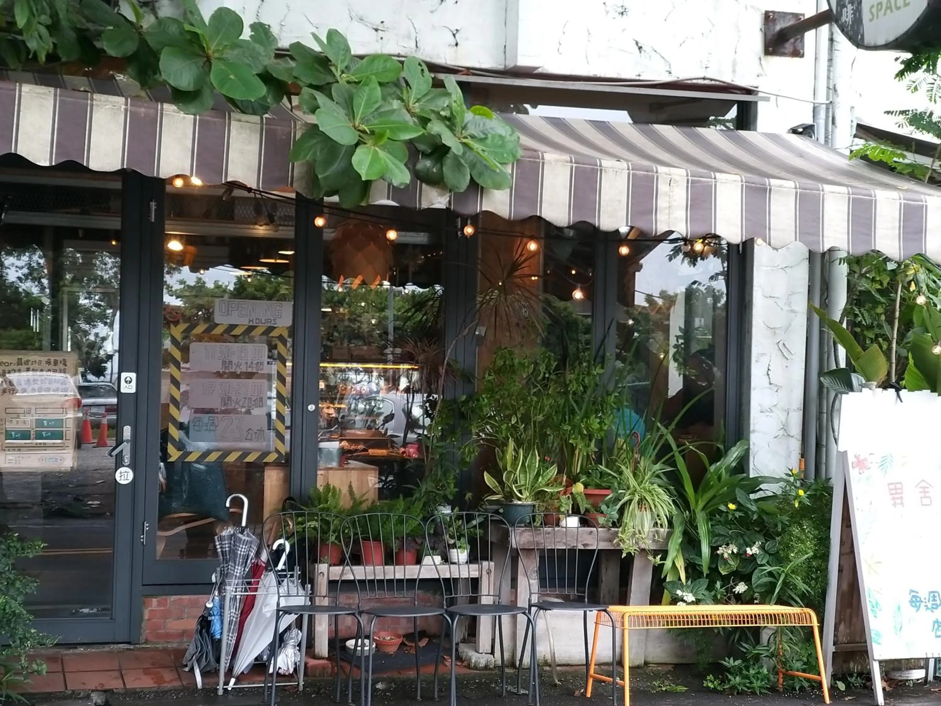 Restaurant/places to eat in Guan Lun Hotel