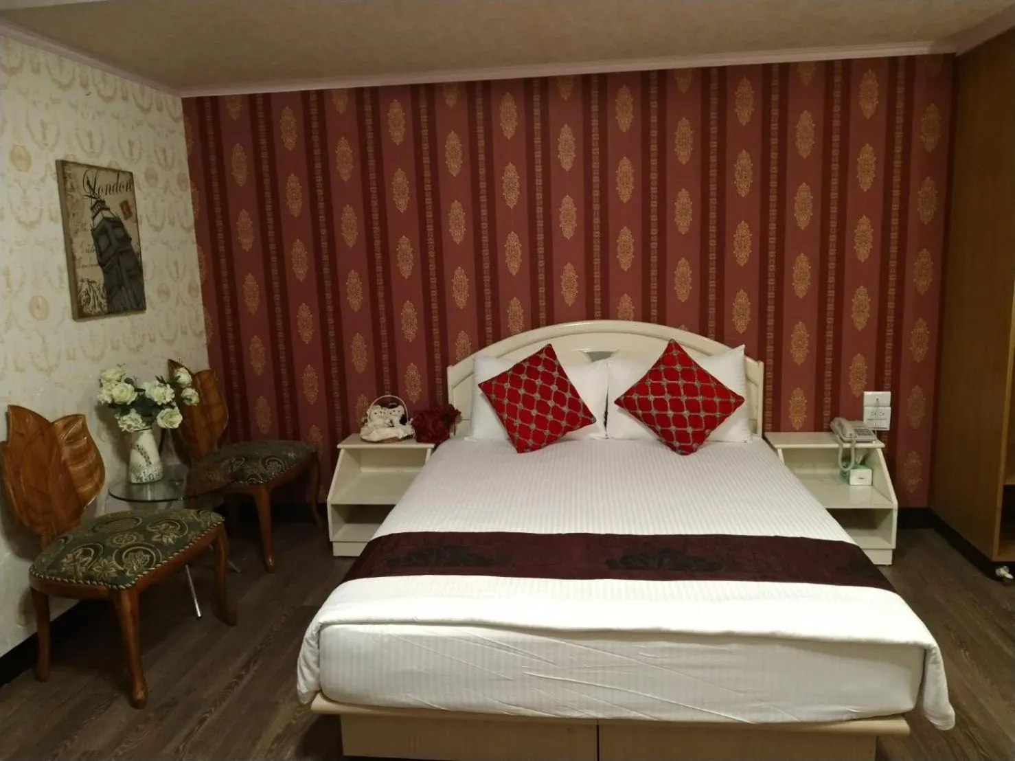 bunk bed, Bed in Guan Lun Hotel