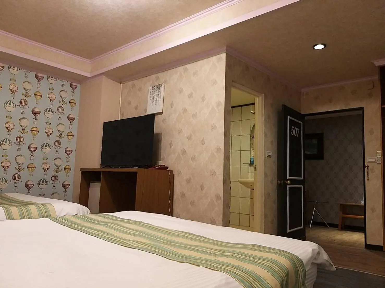 TV and multimedia, Bed in Guan Lun Hotel