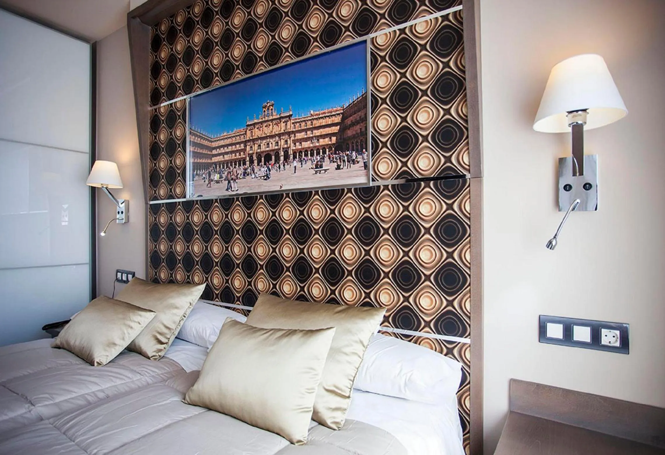 Decorative detail, Bed in Hostal Barcelona