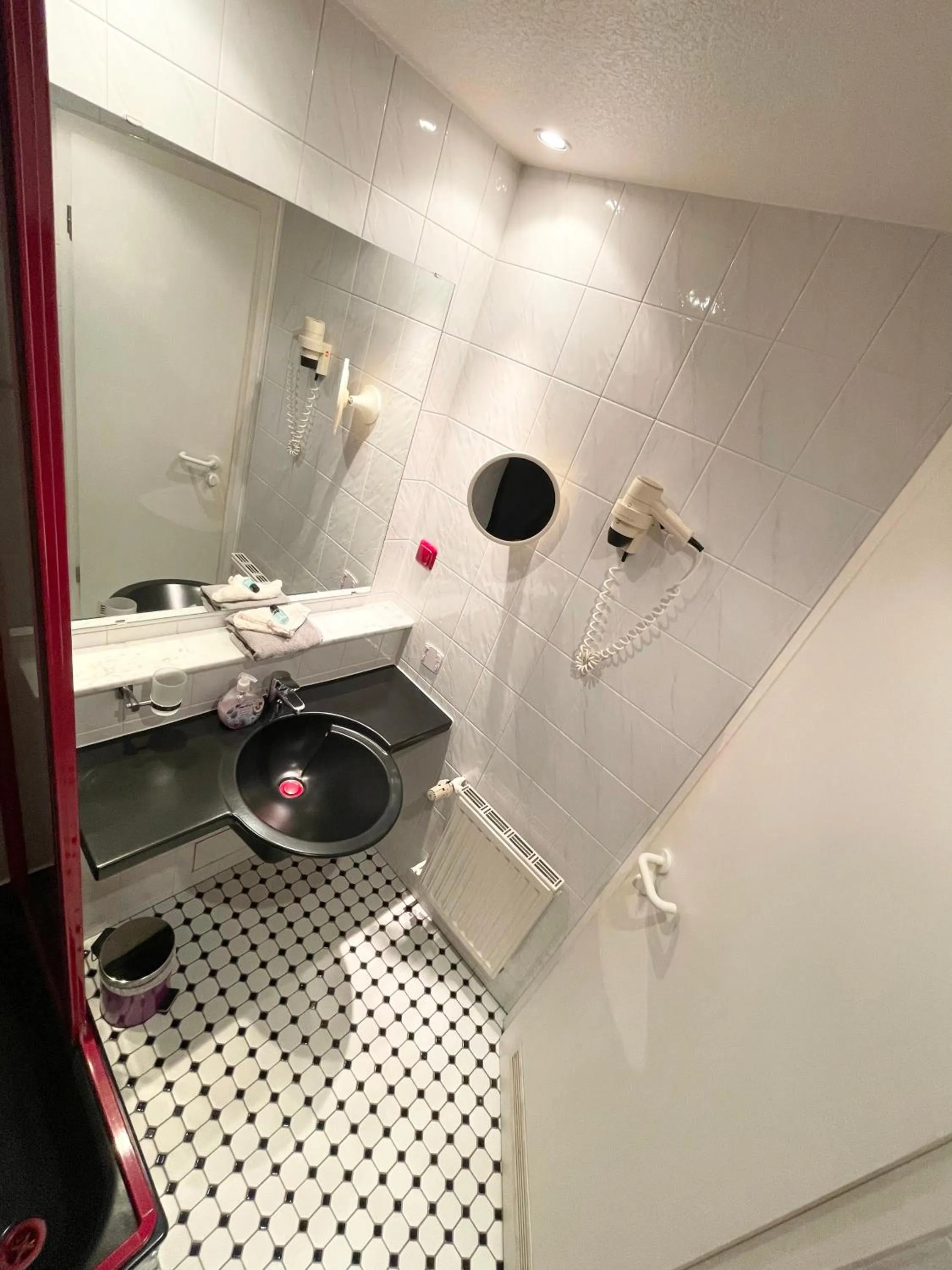 Shower in Hotel Maison LeMi