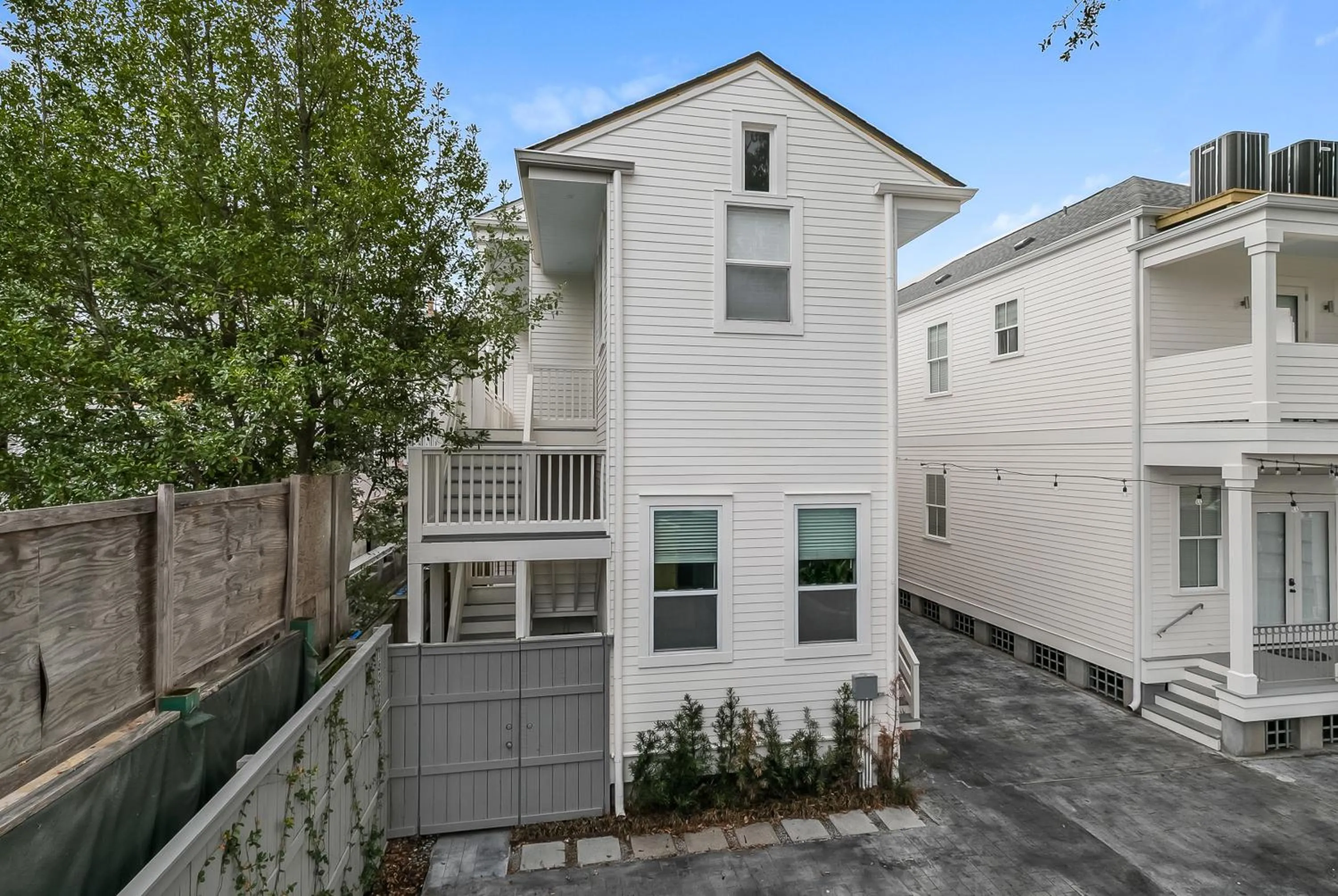 Property building in Charming 2BR on Carondelet by Hosteeva