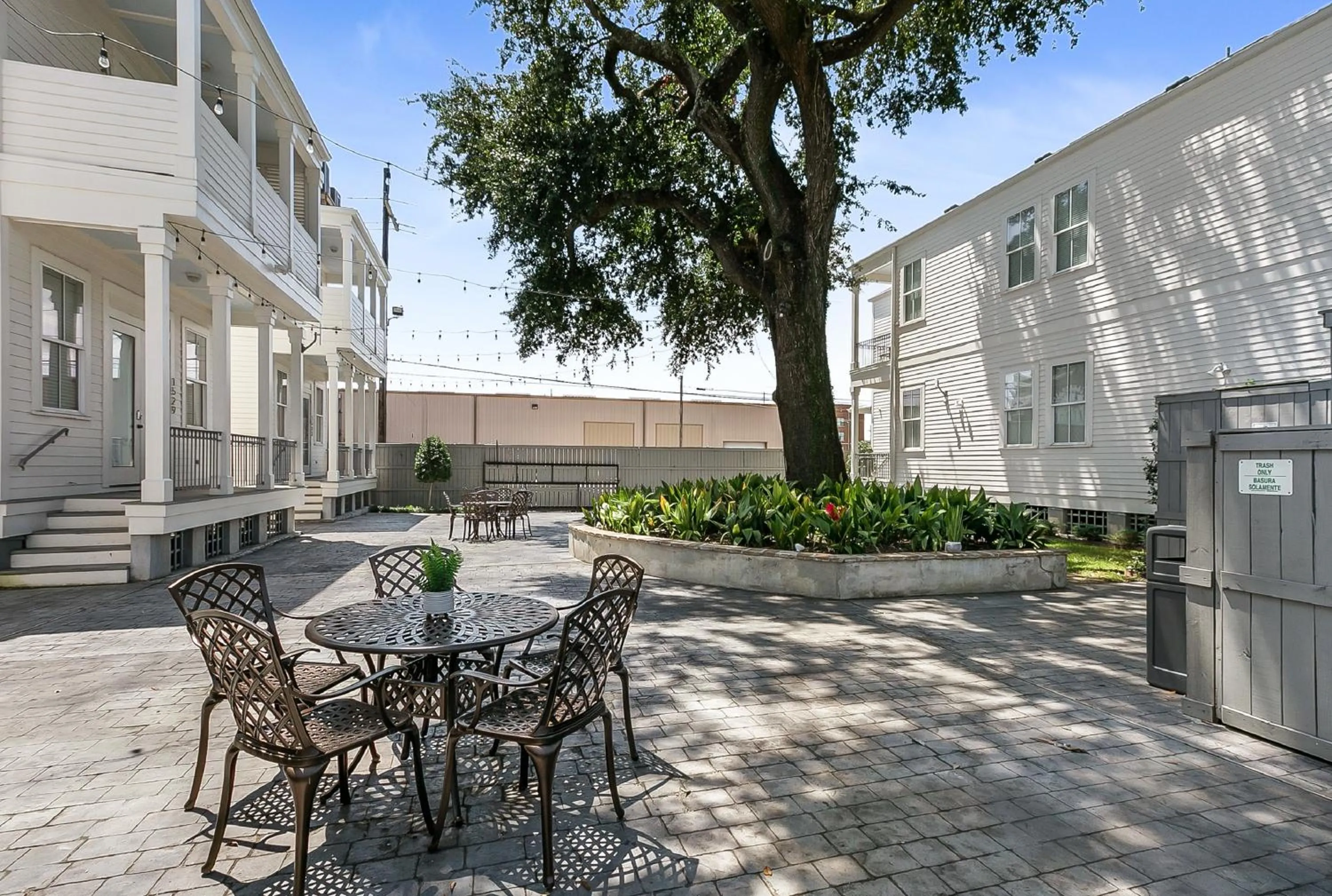 Property building in Charming 2BR on Carondelet by Hosteeva