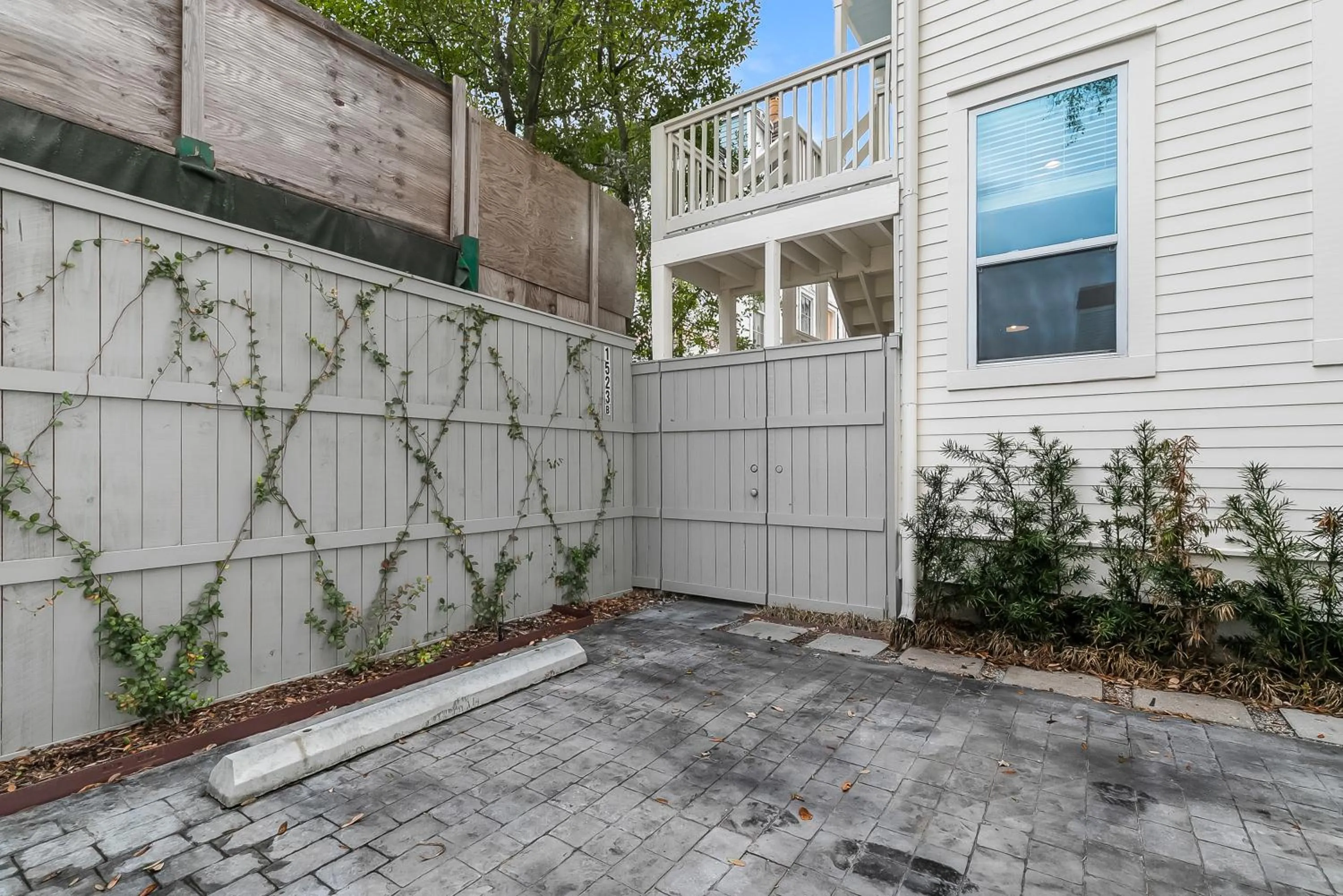 Area and facilities in Charming 2BR on Carondelet by Hosteeva