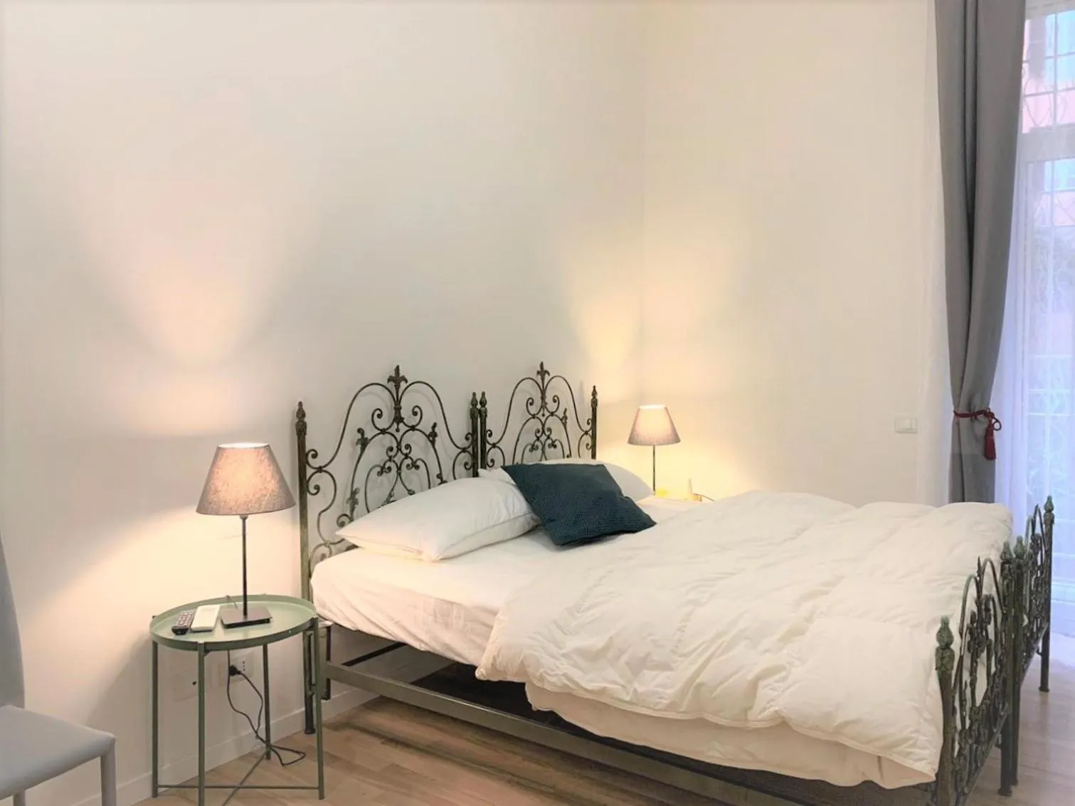 Photo of the whole room, Bed in Magic Door Rome