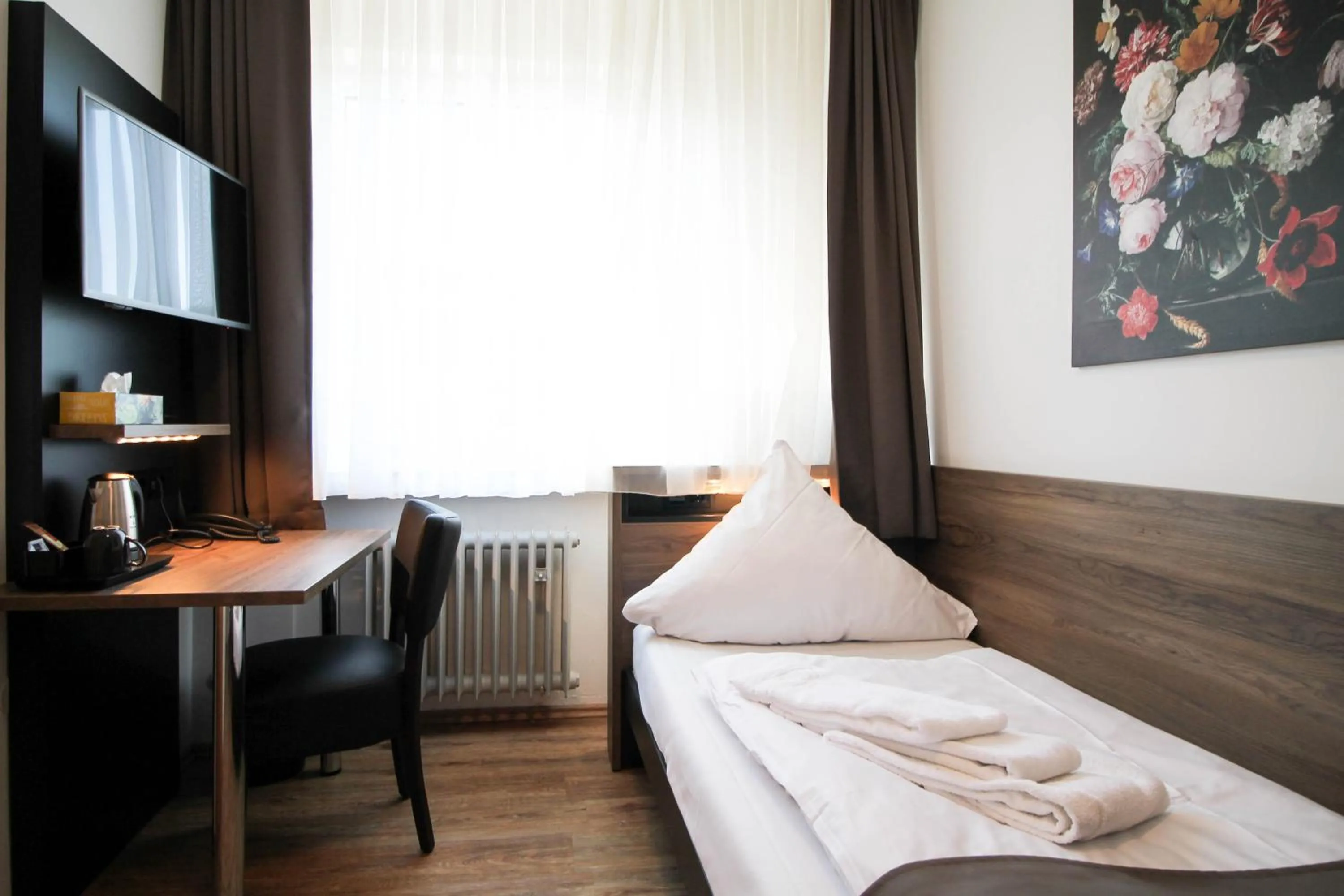 Photo of the whole room, Bed in Center Hotel Essen