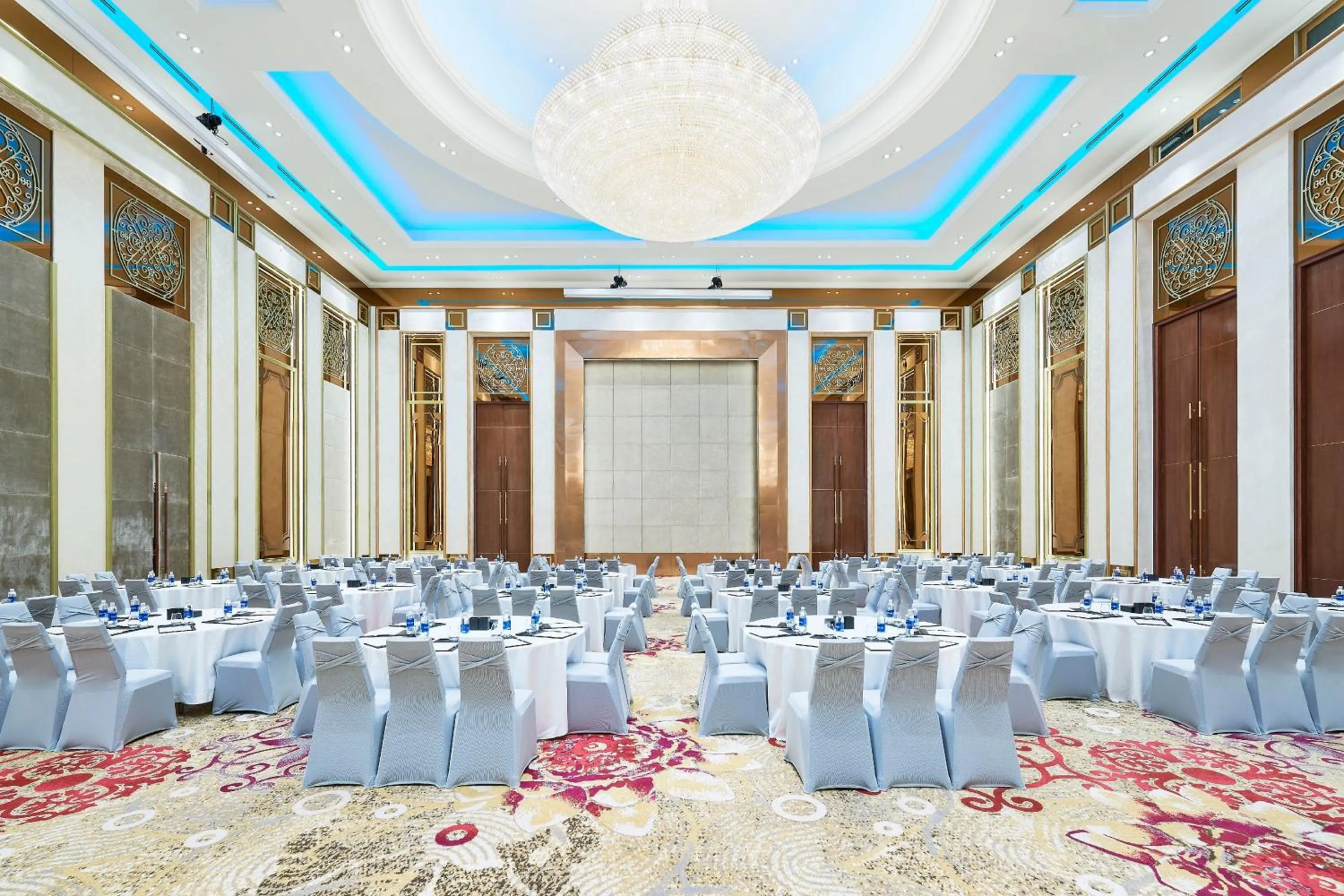 Lounge or bar in Sheraton Grand Danang Beach Resort & Spa