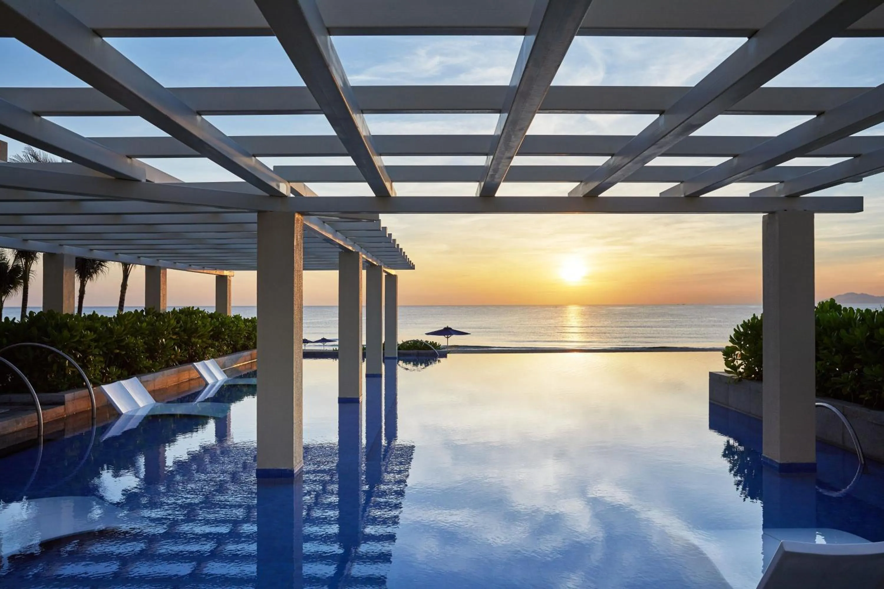 Swimming pool in Sheraton Grand Danang Beach Resort & Spa