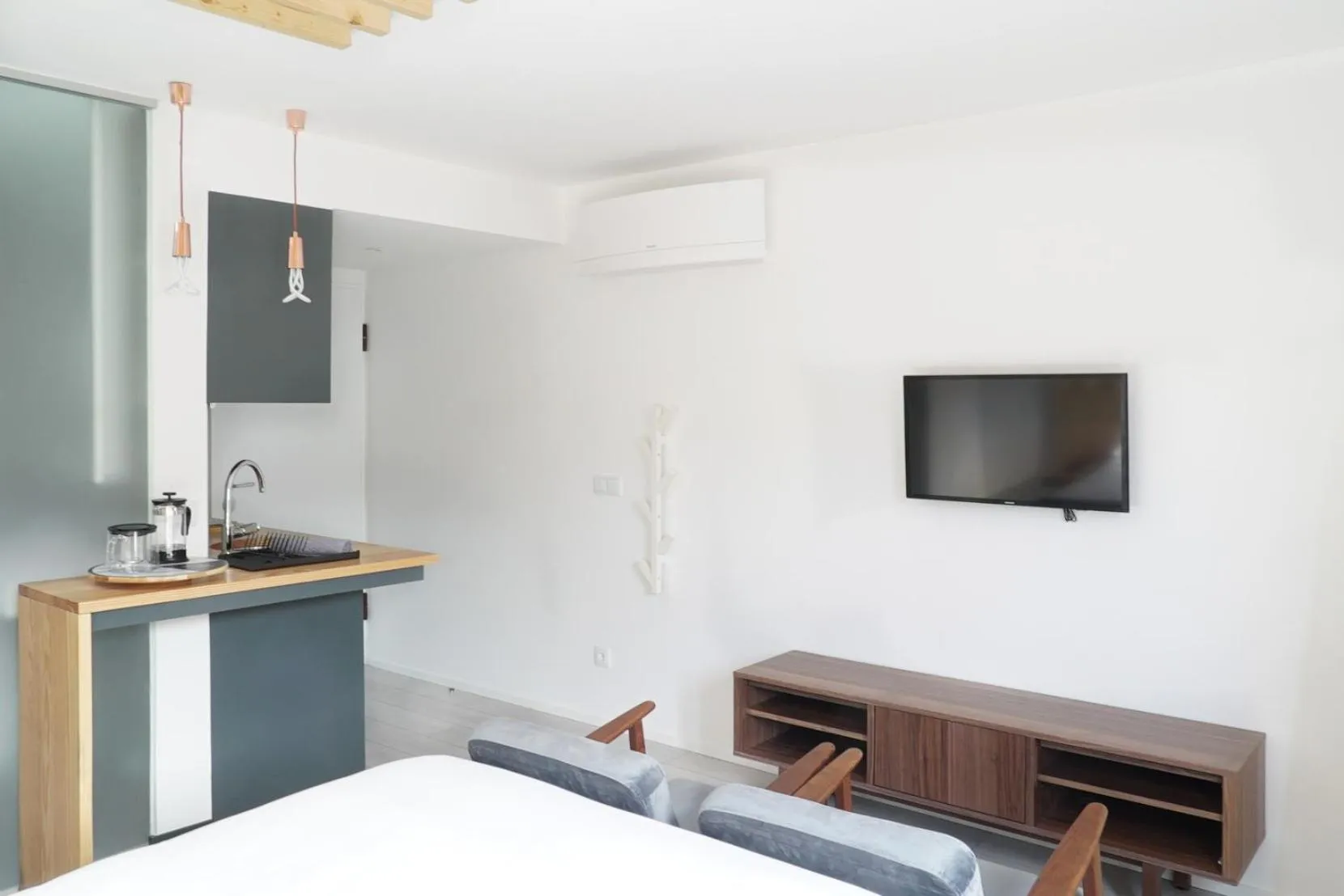 TV and multimedia, Bed in 7 Gaia Roaster Apartments