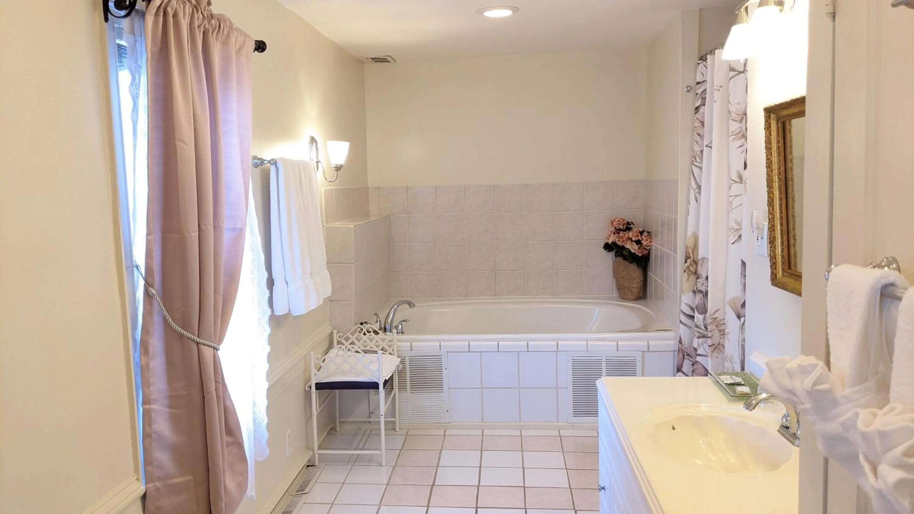 Shower in Garden and Sea Inn