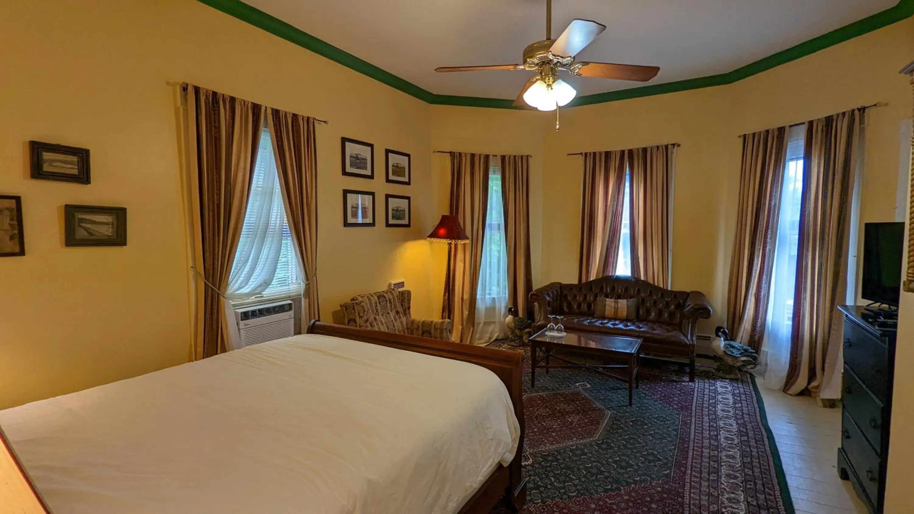 TV and multimedia, Bed in Garden and Sea Inn