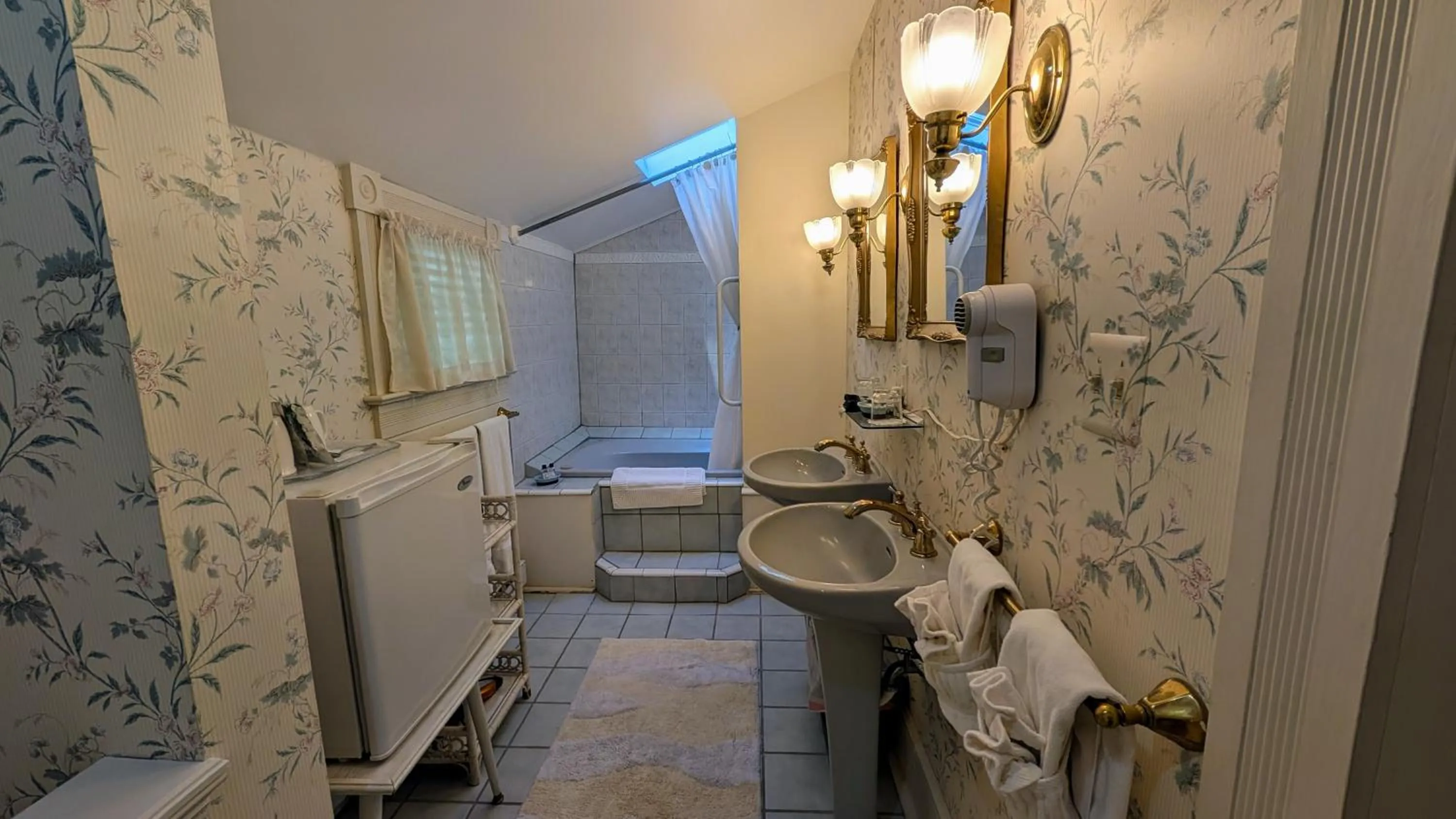 Shower in Garden and Sea Inn