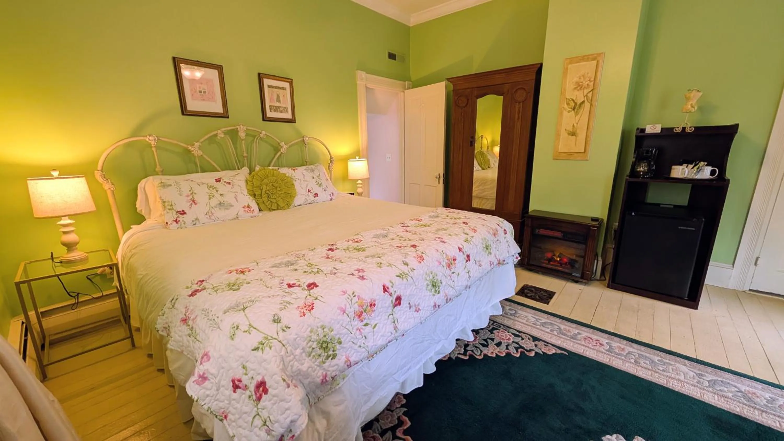 Bed in Garden and Sea Inn