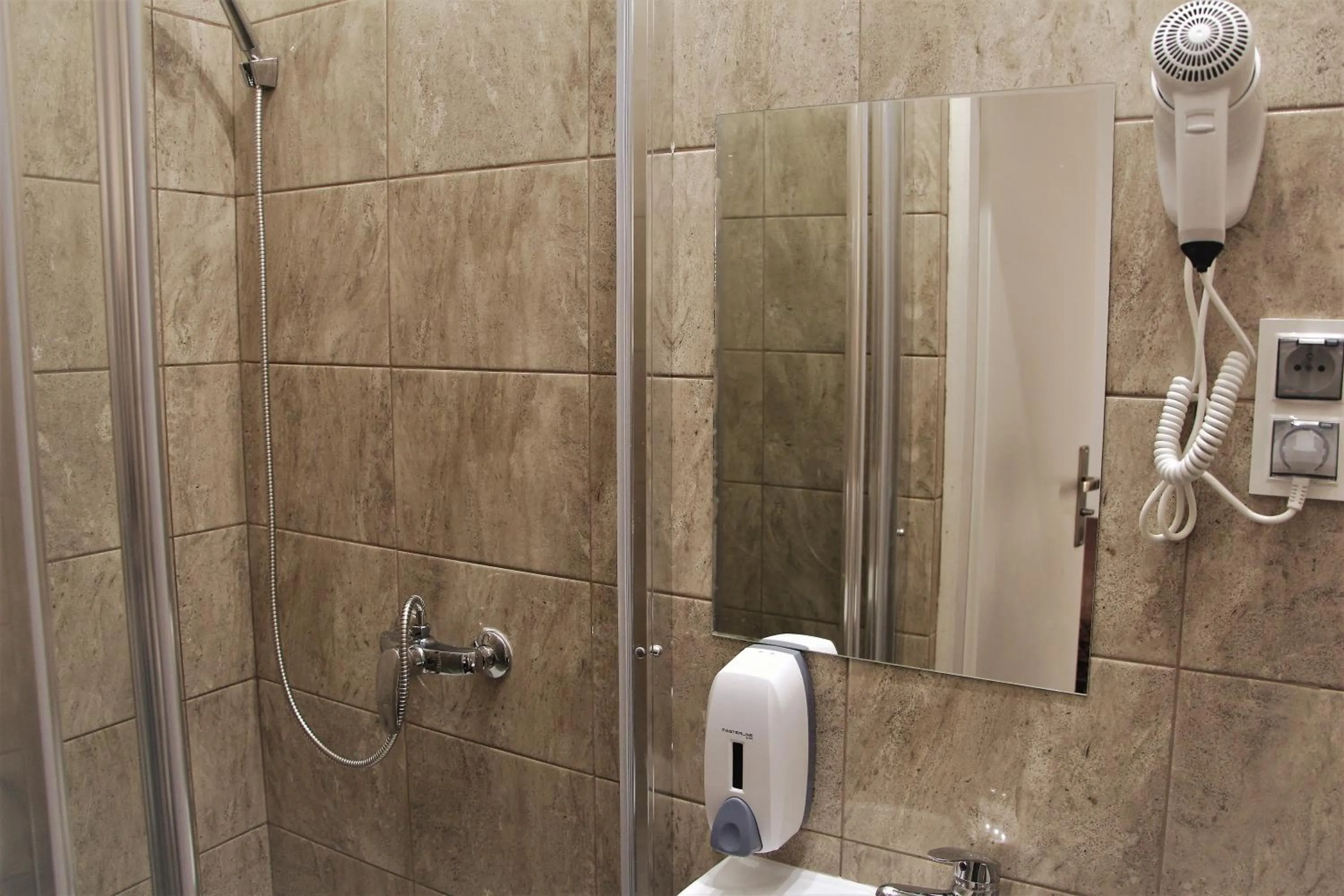 Shower in Lorf Hostel&Coffee