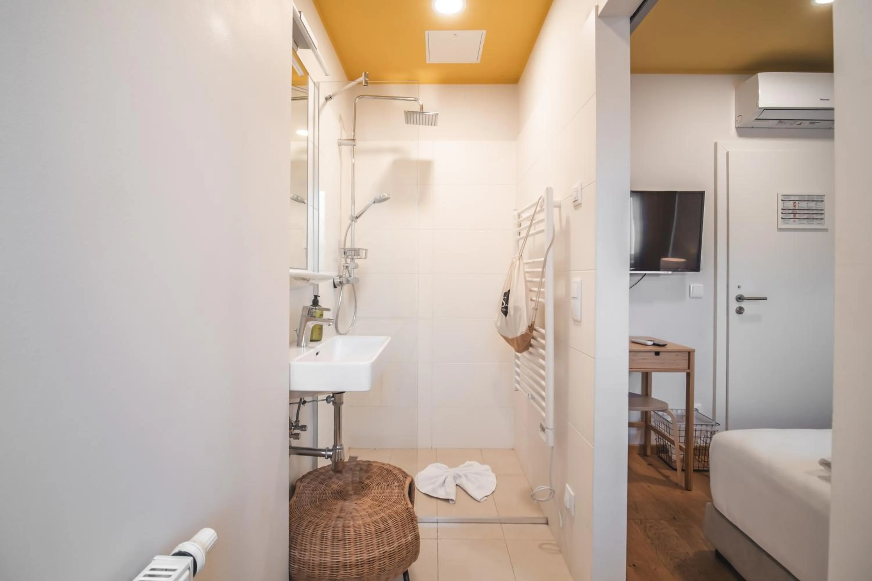 Shower, Bed in Boutiquehotel Caravella Velden by S4Y