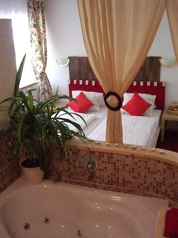 Bedroom, Bed in Berg-Juwel